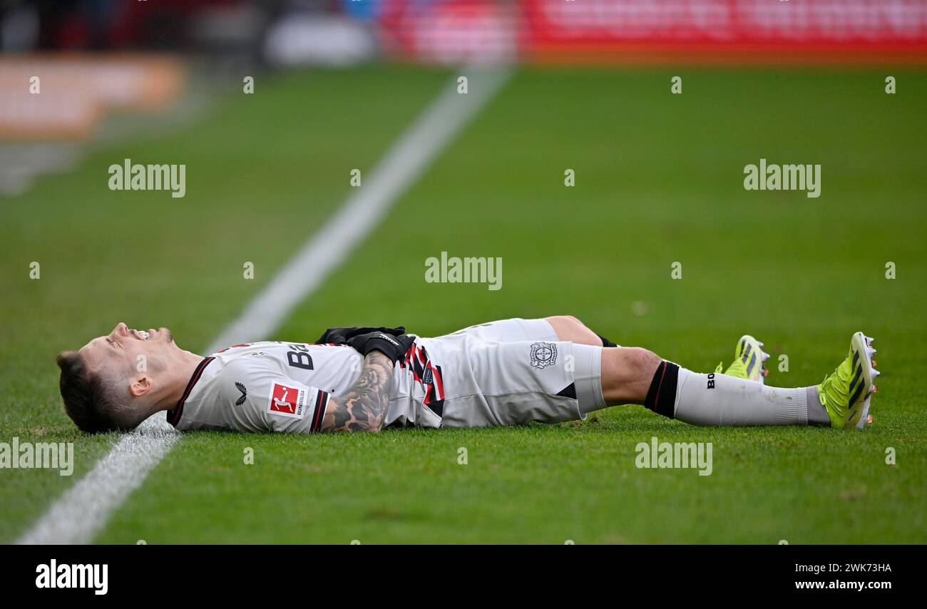 Alejandro Grimaldo Bayer 04 Leverkusen (20) liegt am Boden verletzt, Verletzung, Voith-Arena, Heidenheim, Baden-Württemberg, Deutschland Stockfoto