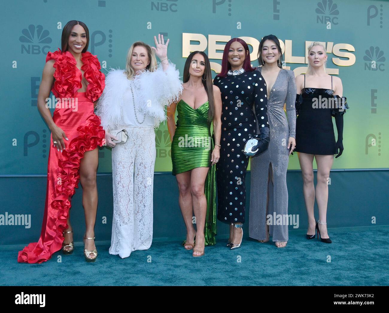 Los Angeles, Usa. Februar 2024. (L-R) Annemarie Wiley, Kathy Hilton, Garcelle Beauvais, Kyle Richards, Crystal Kung Minkoff und Erika Jayne nehmen am Sonntag, den 18. Februar 2024, an den People's Choice Awards im Barker Hangar in Santa Monica, Kalifornien, Teil. Foto: Jim Ruymen/UPI Credit: UPI/Alamy Live News Stockfoto