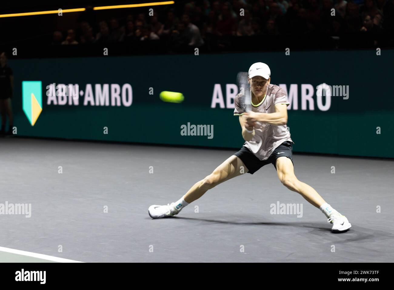 Rotterdam, Niederlande. Februar 2024. Der Italiener Jannik Sinner kehrt im Finale der Männer beim ABN Amro Open ATP Turnier am 18. Februar 2024 in Rotterdam, Niederlande, den Ball an Alex de Minaur zurück. Quelle: Sylvia Lederer/Xinhua/Alamy Live News Stockfoto