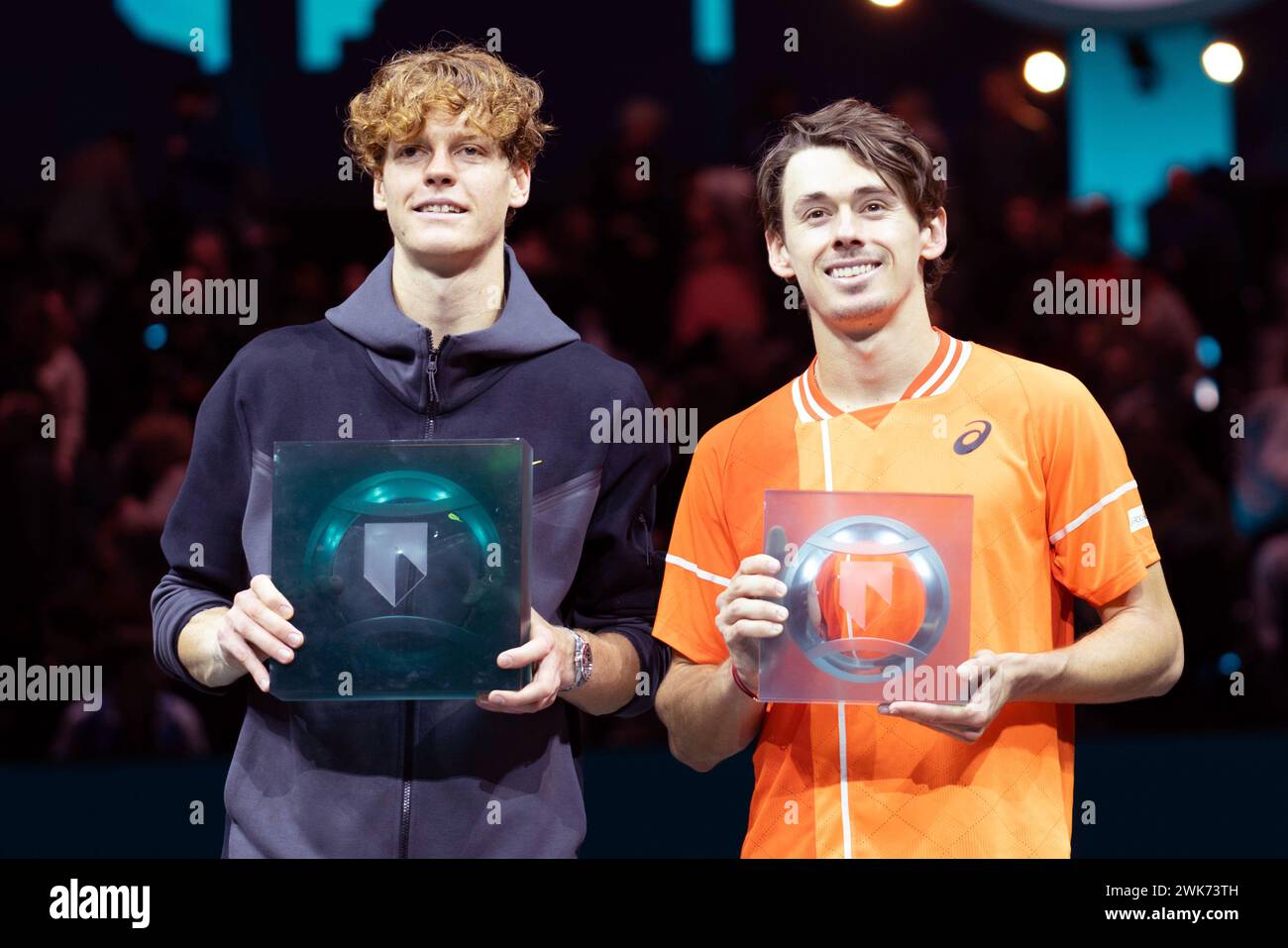 Rotterdam, Niederlande. Februar 2024. Der Italiener Jannik Sinner (L) posiert mit dem Australier Alex de Minaur nach dem Finale der Männer beim ABN Amro Open ATP Turnier in Rotterdam, Niederlande, am 18. Februar 2024. Quelle: Sylvia Lederer/Xinhua/Alamy Live News Stockfoto