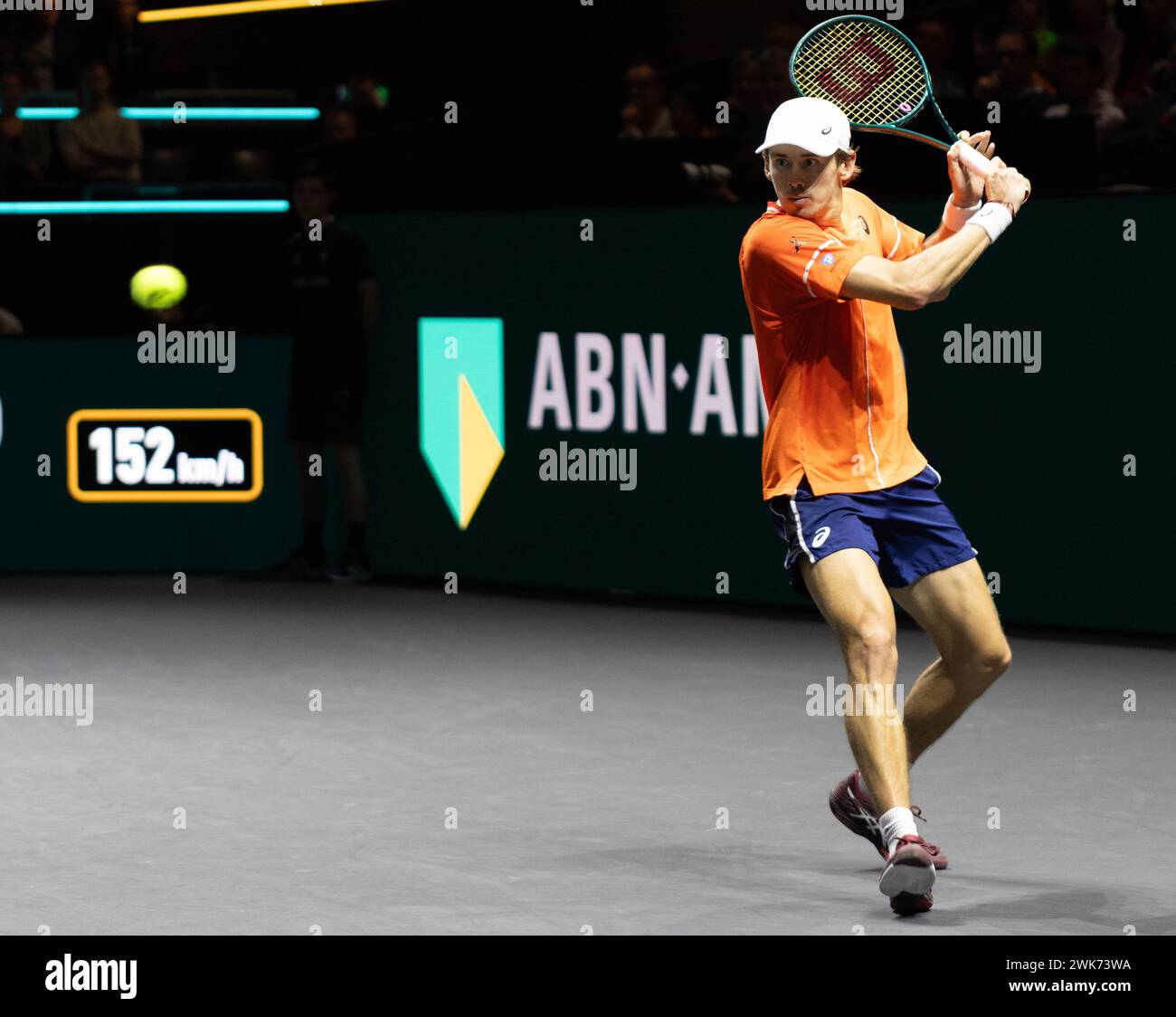 Rotterdam, Niederlande. Februar 2024. Der Australier Alex de Minaur kehrt im Finale der Männer beim ABN Amro Open ATP Turnier am 18. Februar 2024 in Rotterdam, Niederlande, den Ball zurück. Quelle: Sylvia Lederer/Xinhua/Alamy Live News Stockfoto