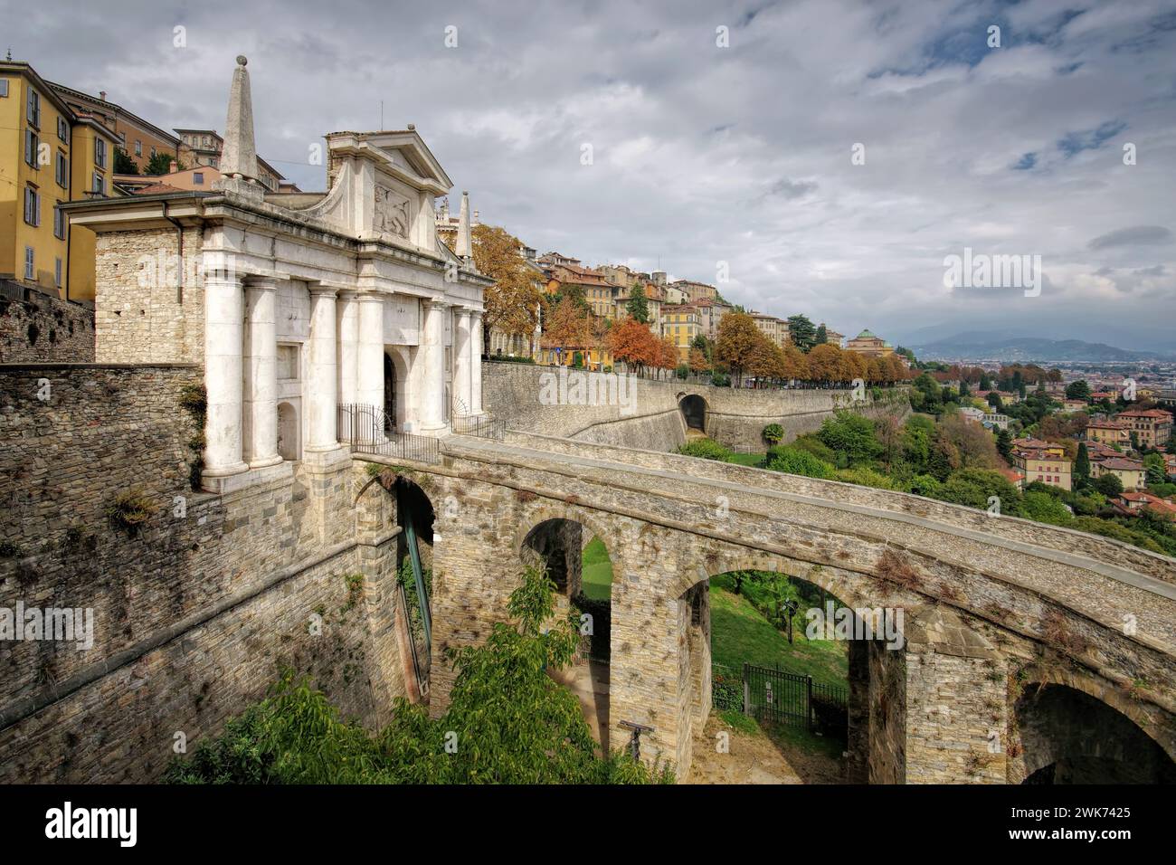 Blick auf die Altstadt von Bergamo in Italien, Porta San Giacomo Stockfoto