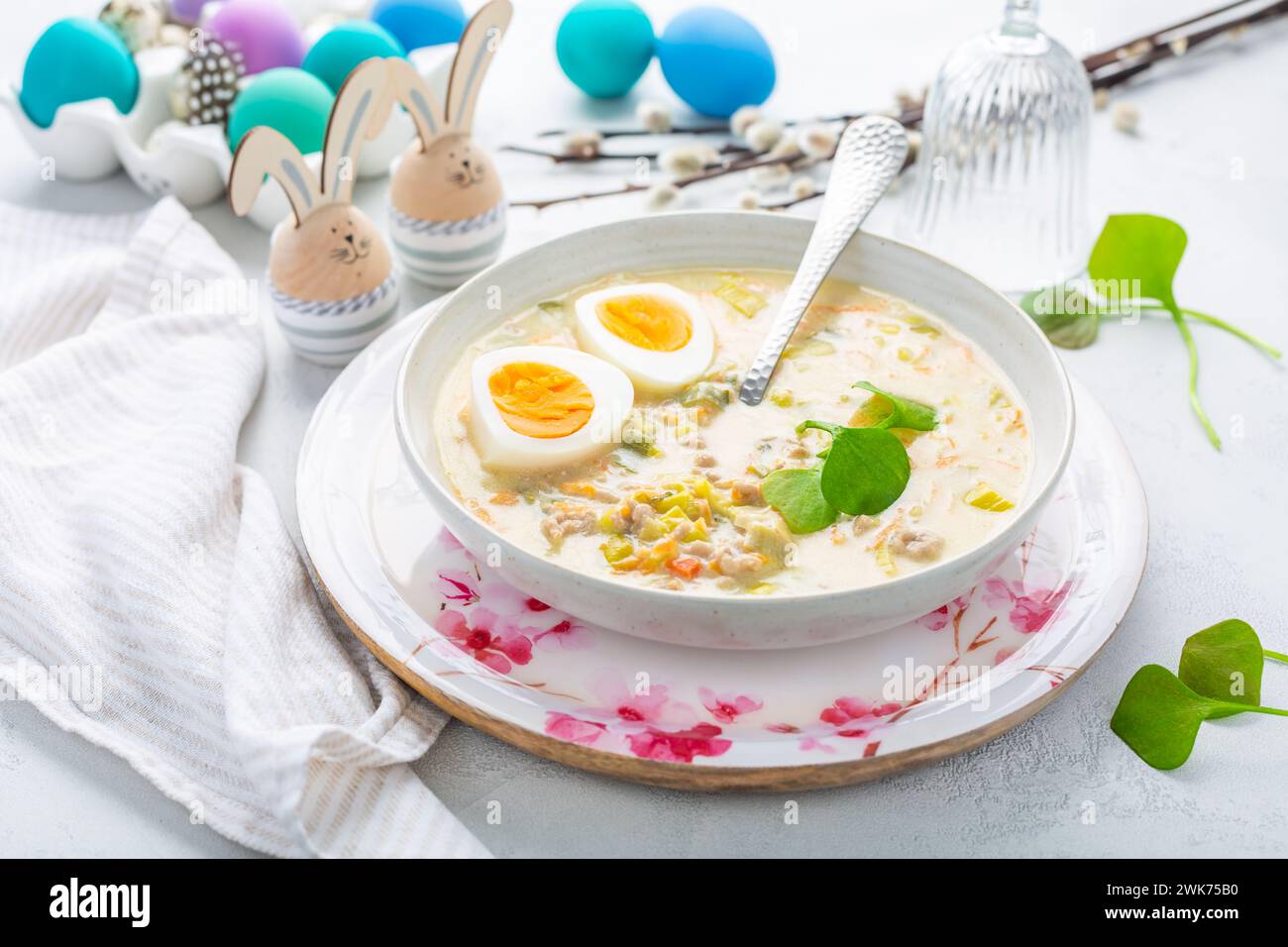 Hausgemachte polnische Ostersuppe mit Würstchen, hart gekochtem Ei und Gemüse in einer Schüssel Stockfoto