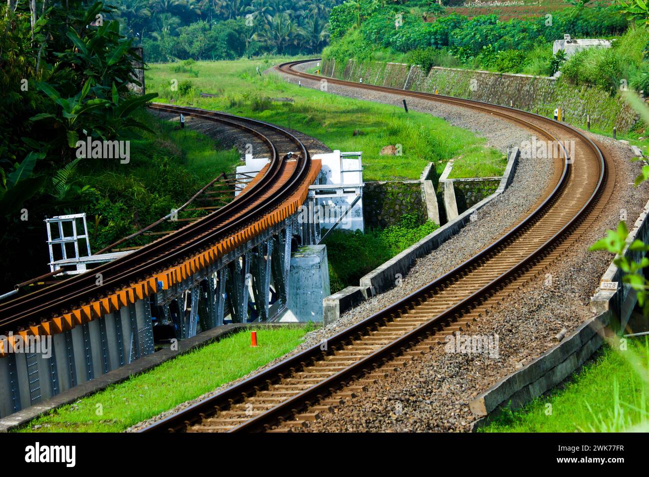 Foto einer zweigleisigen Eisenbahn mit scharfen Kurven Stockfoto
