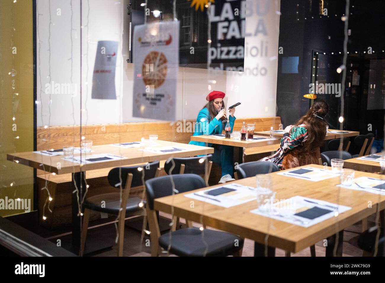 Aktenfoto vom 12/21 von Gästen, die in einem weitgehend leeren Restaurant im Zentrum Londons essen. Ein Viertel der britischen Gastgewerbeunternehmen gibt an, dass sie keine Barreserven mehr haben, wie neue Forschungen zeigen, da Industriekommunikatoren das Finanzministerium dazu aufgefordert haben, die Steuersenkungen für den Sektor zu priorisieren. Ausgabedatum: Montag, 19. Februar 2024. Stockfoto