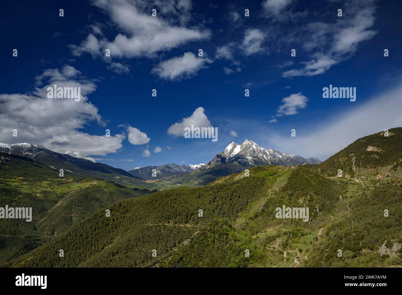Der Berg Pedraforca vom Aussichtspunkt Albert Arilla aus gesehen, in der Nähe von Gisclareny, Berguedà, an einem Frühlingsmorgen (Provinz Barcelona, Katalonien, Spanien, Pyrenäen) Stockfoto
