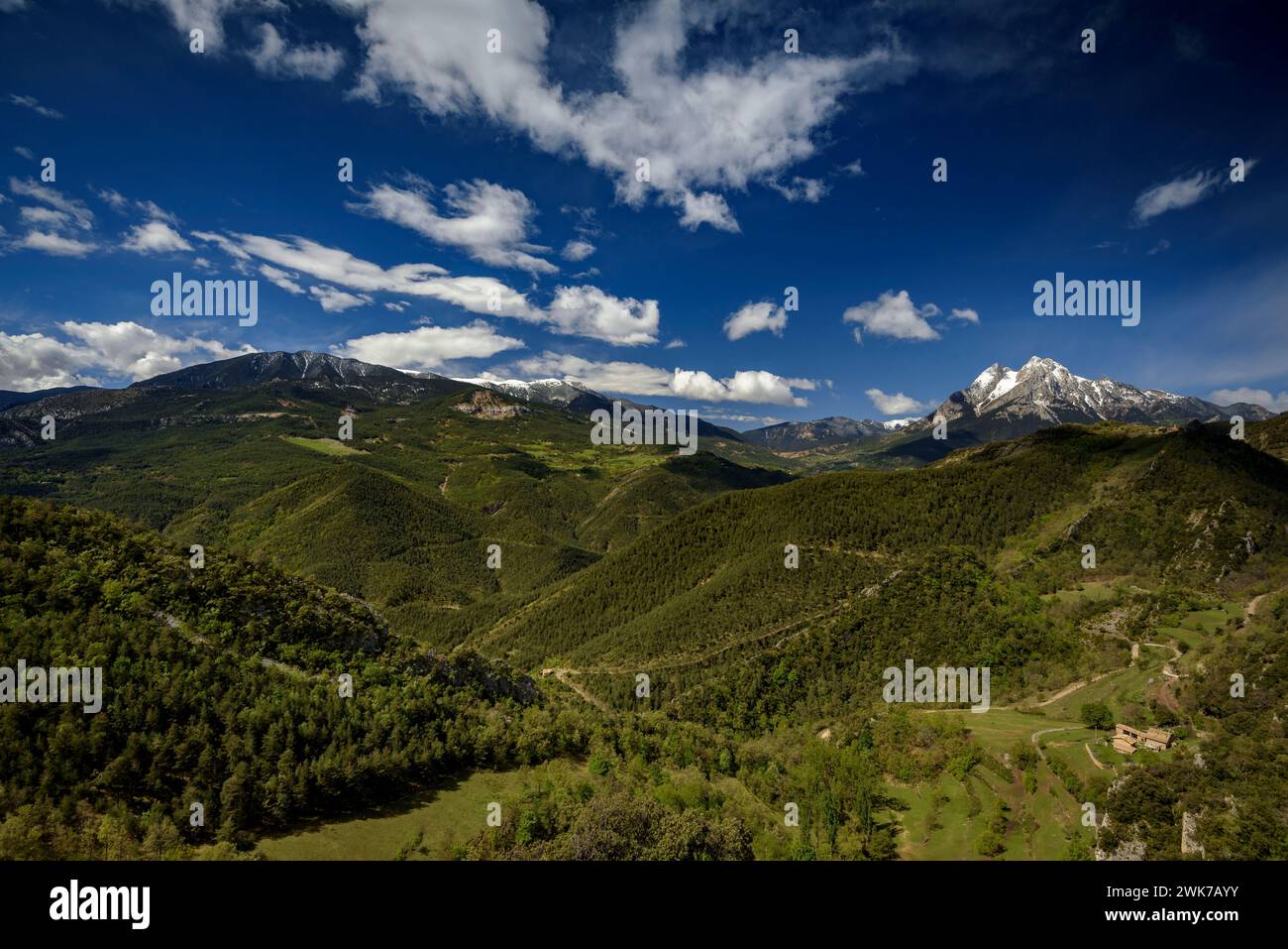 Der Berg Pedraforca vom Aussichtspunkt Albert Arilla aus gesehen, in der Nähe von Gisclareny, Berguedà, an einem Frühlingsmorgen (Provinz Barcelona, Katalonien, Spanien, Pyrenäen) Stockfoto