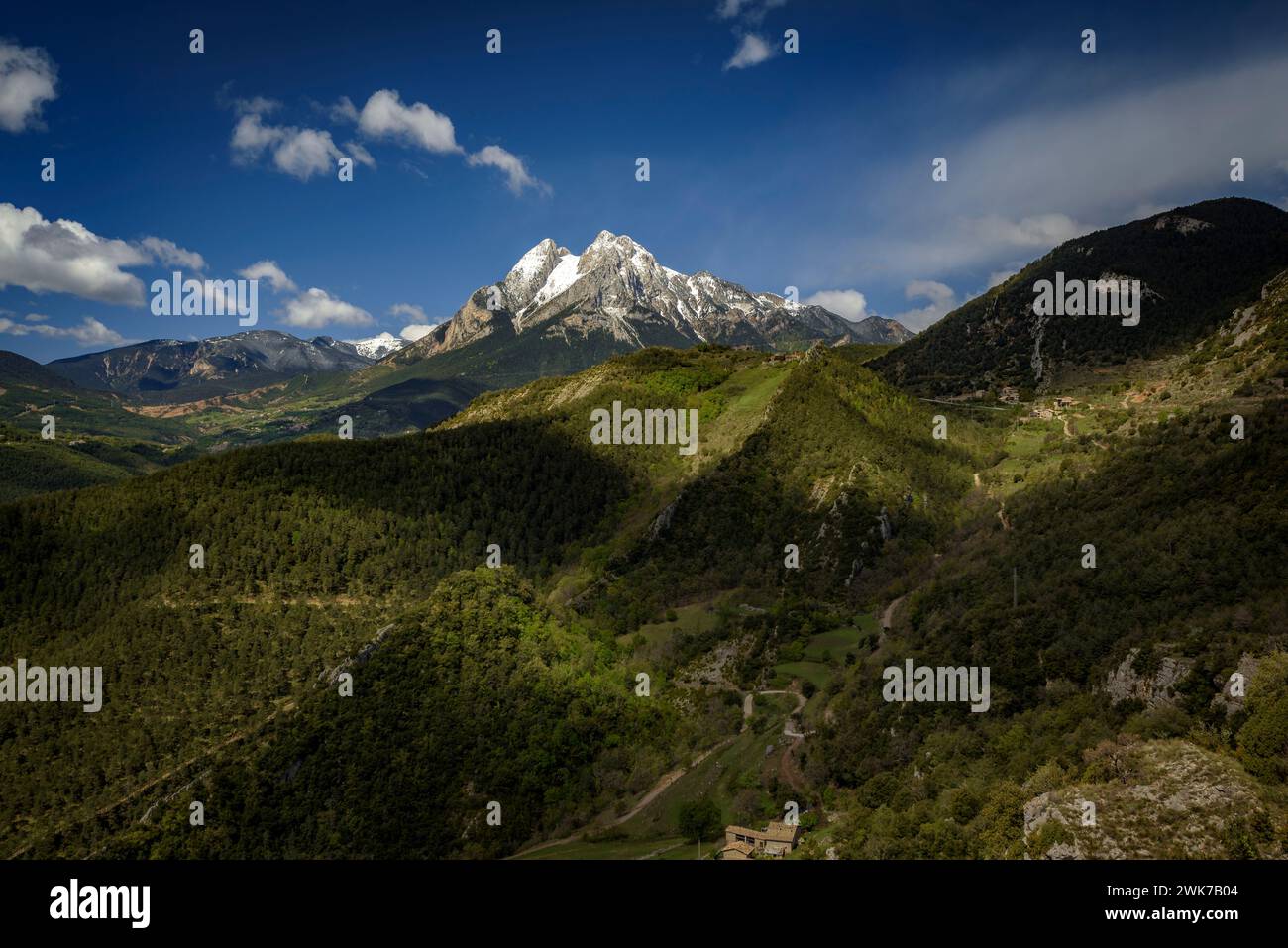 Der Berg Pedraforca vom Aussichtspunkt Albert Arilla aus gesehen, in der Nähe von Gisclareny, Berguedà, an einem Frühlingsmorgen (Provinz Barcelona, Katalonien, Spanien, Pyrenäen) Stockfoto