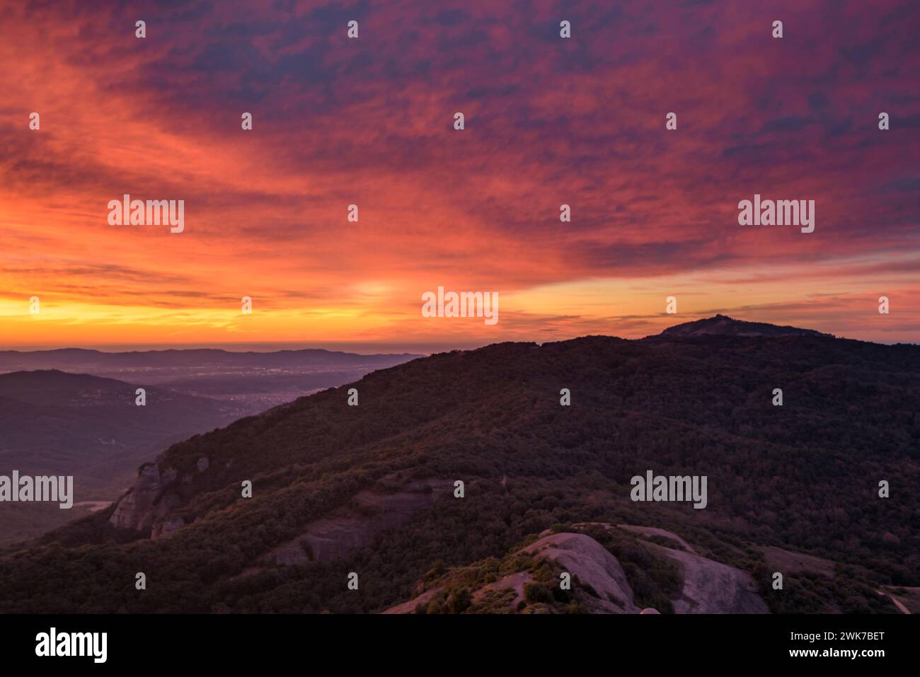 Roter Sonnenaufgang vom Gipfel Montcau aus gesehen. Im Naturpark Sant Llorenc del Munt i l'Obac (Bages, Barcelona, Katalonien, Spanien) ESP: Amanecer r Stockfoto