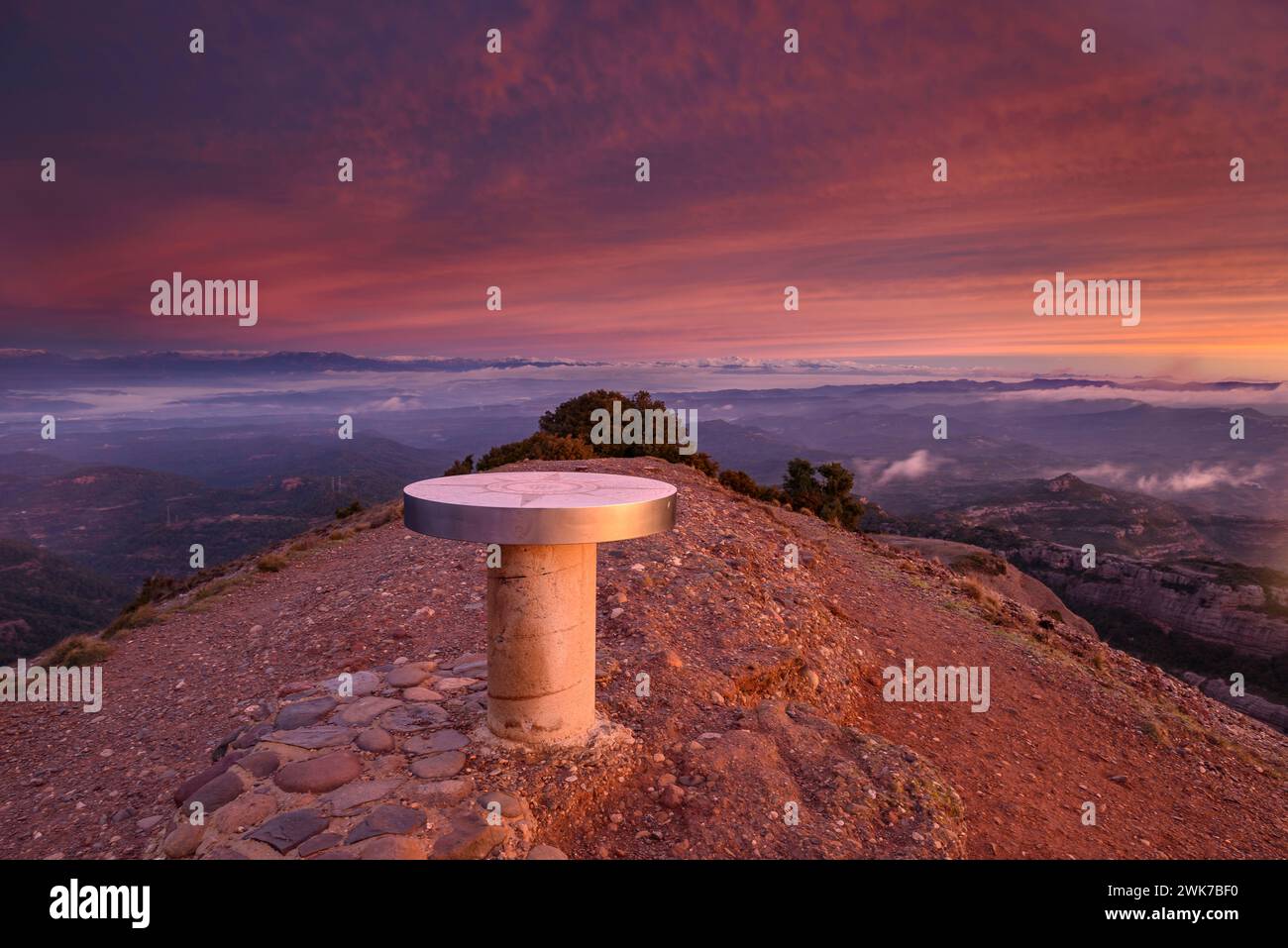 Roter Sonnenaufgang vom Gipfel Montcau aus gesehen. Im Naturpark Sant Llorenc del Munt i l'Obac (Bages, Barcelona, Katalonien, Spanien) ESP: Amanecer r Stockfoto