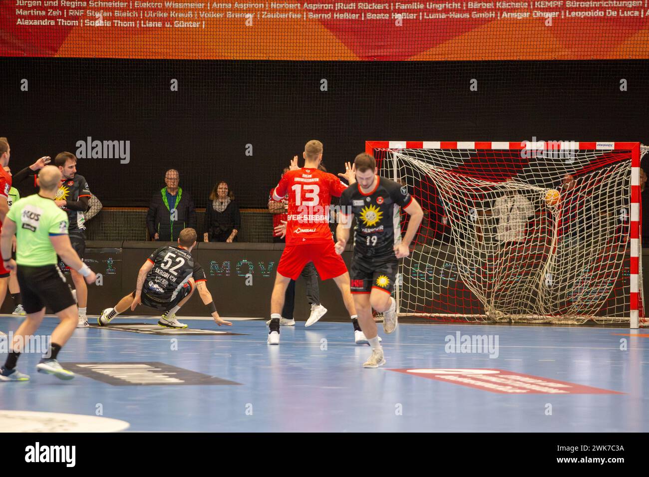 18.02.2024, 2. HBL, Handball-Bundesliga, 21. Spieltag): Spielszene Eulen Ludwigshafen gegen TuS N-Lübbecke (Endstand 34:32). Tor von Tom Skrobilien (5 Stockfoto