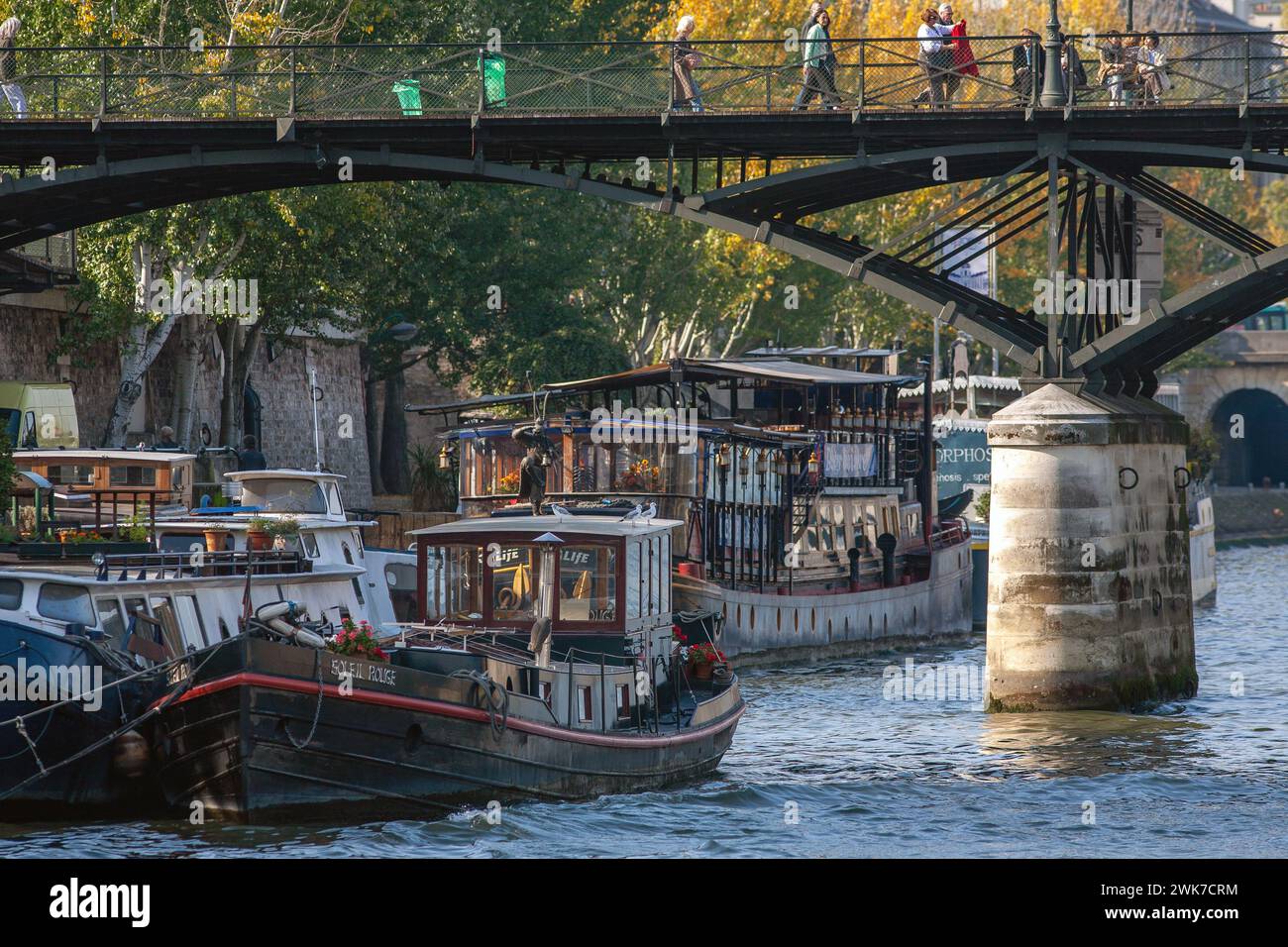 Flussboote dockten entlang der seine bei Pont des Arts, Paris, Frankreich Stockfoto