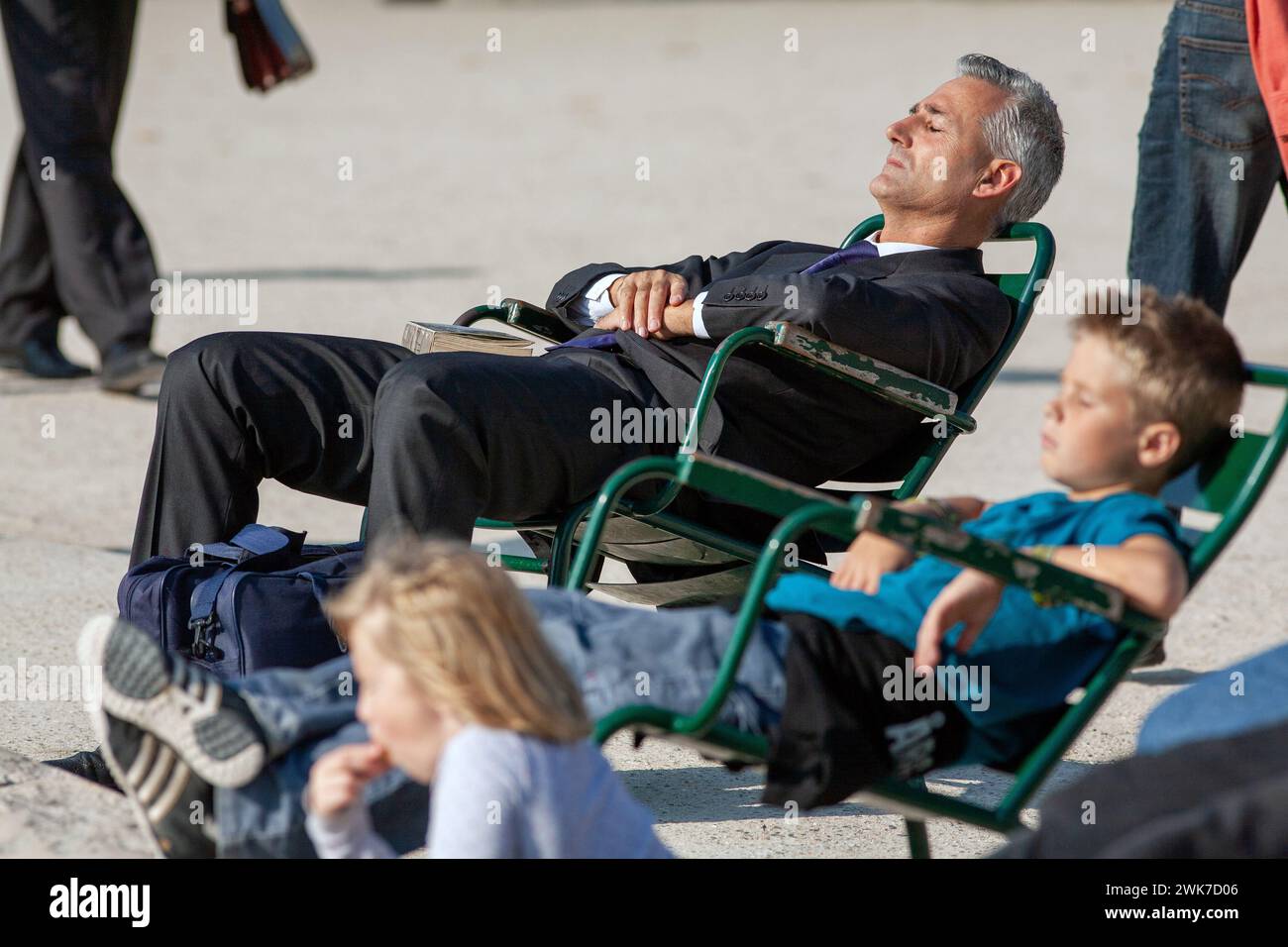Menschen entspannen im Jardin des Tuileries in Paris, Frankreich Stockfoto