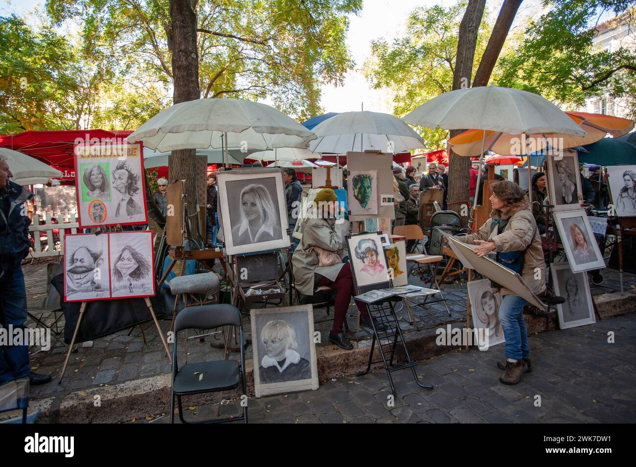 FRANKREICH / Ile de France / Paris / Montmartre / Place du Tertre / Ile de France / Paris / der Hauptplatz von Montmartre ist Heimat und Arbeitsplatz für Menschen Stockfoto