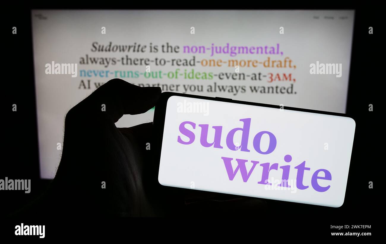 Person, die ein Handy mit dem Logo der Schreibassistentin Sudowrite vor der Webseite hält. Schwerpunkt auf dem Display des Telefons. Stockfoto