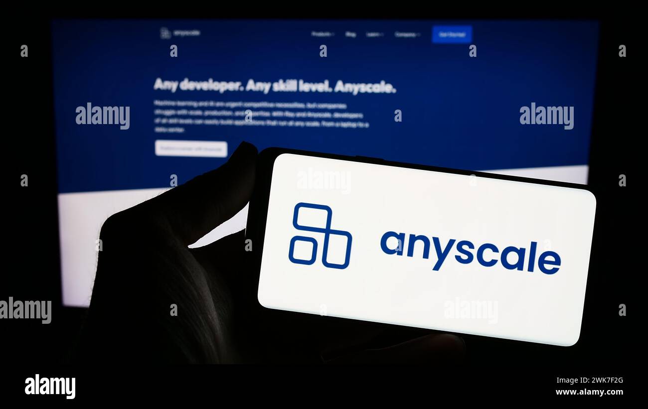 Person mit Smartphone und Logo des US-amerikanischen KI-Infrastrukturunternehmens Anyscale Inc. Vor der Website. Schwerpunkt auf dem Display des Telefons. Stockfoto