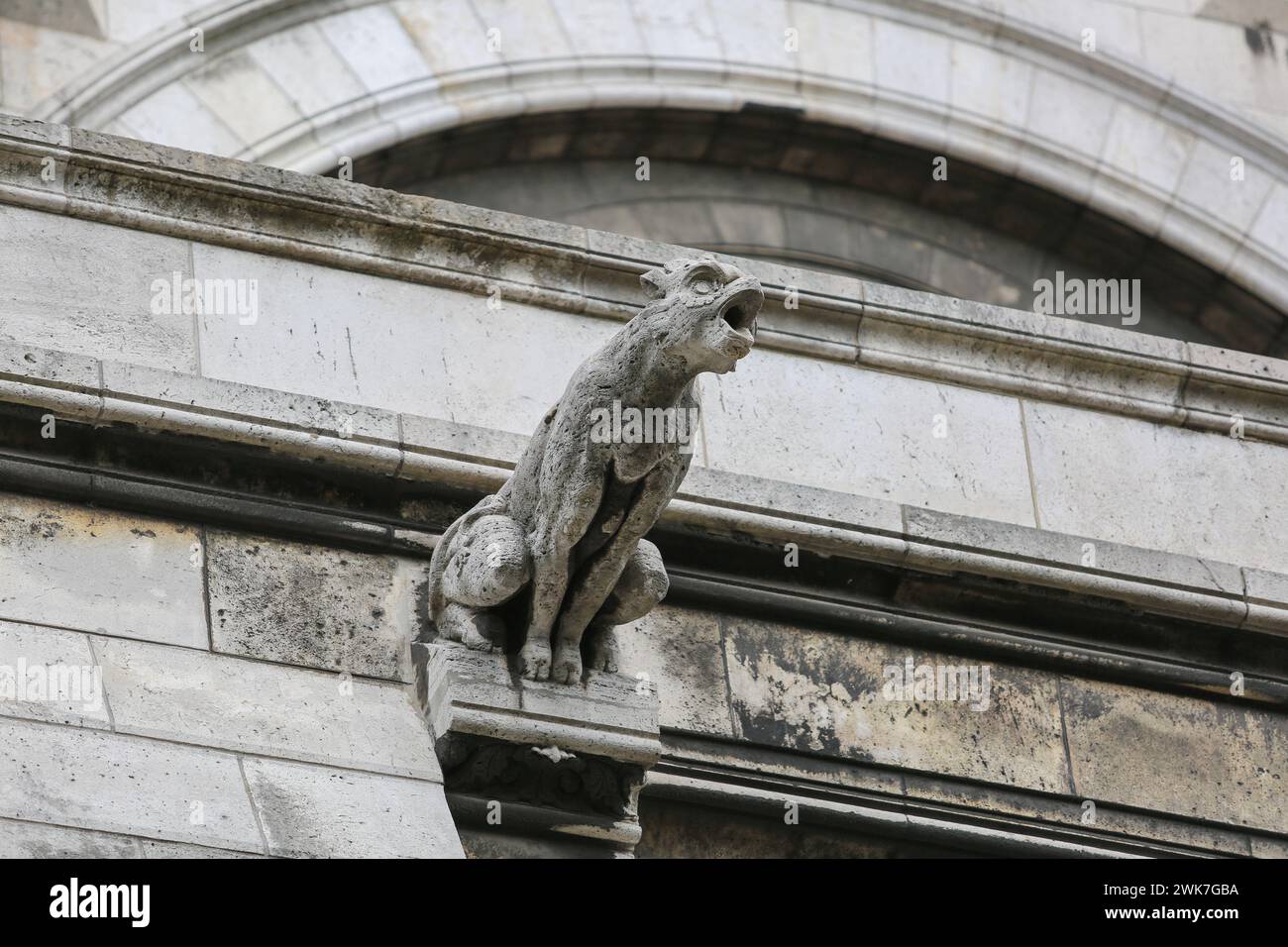 Basilika Sacré Coeur, Montmartre, Paris: Wasserspeier, Apotropäisches Symbol, um schlechte Geister aus der Kirche zu evakuieren, Regenwasser durch den Mund abzulassen Stockfoto