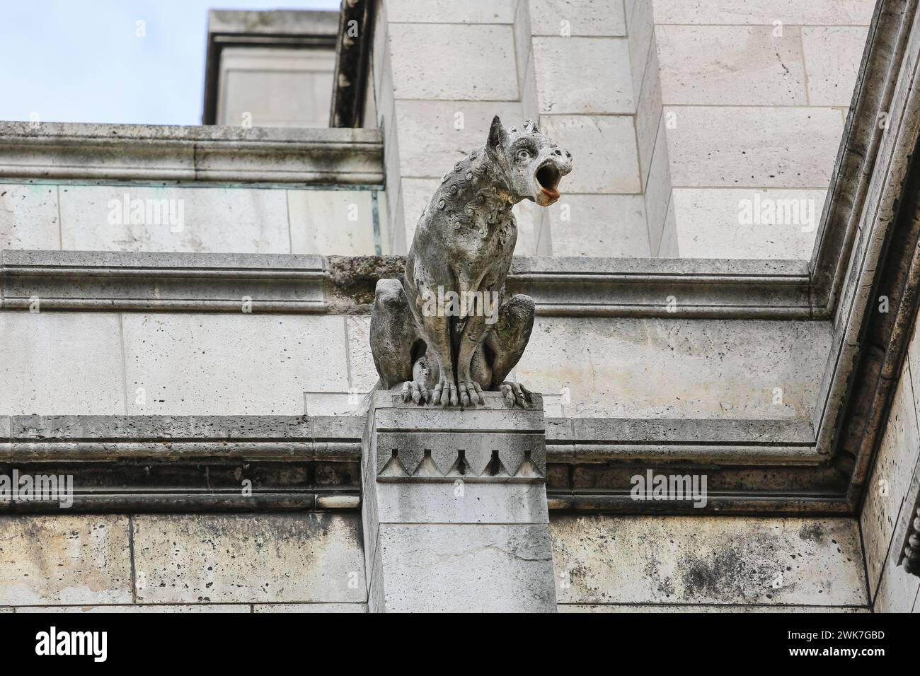Basilika Sacré Coeur, Montmartre, Paris: Wasserspeier, Apotropäisches Symbol, um schlechte Geister aus der Kirche zu evakuieren, Regenwasser durch den Mund abzulassen Stockfoto