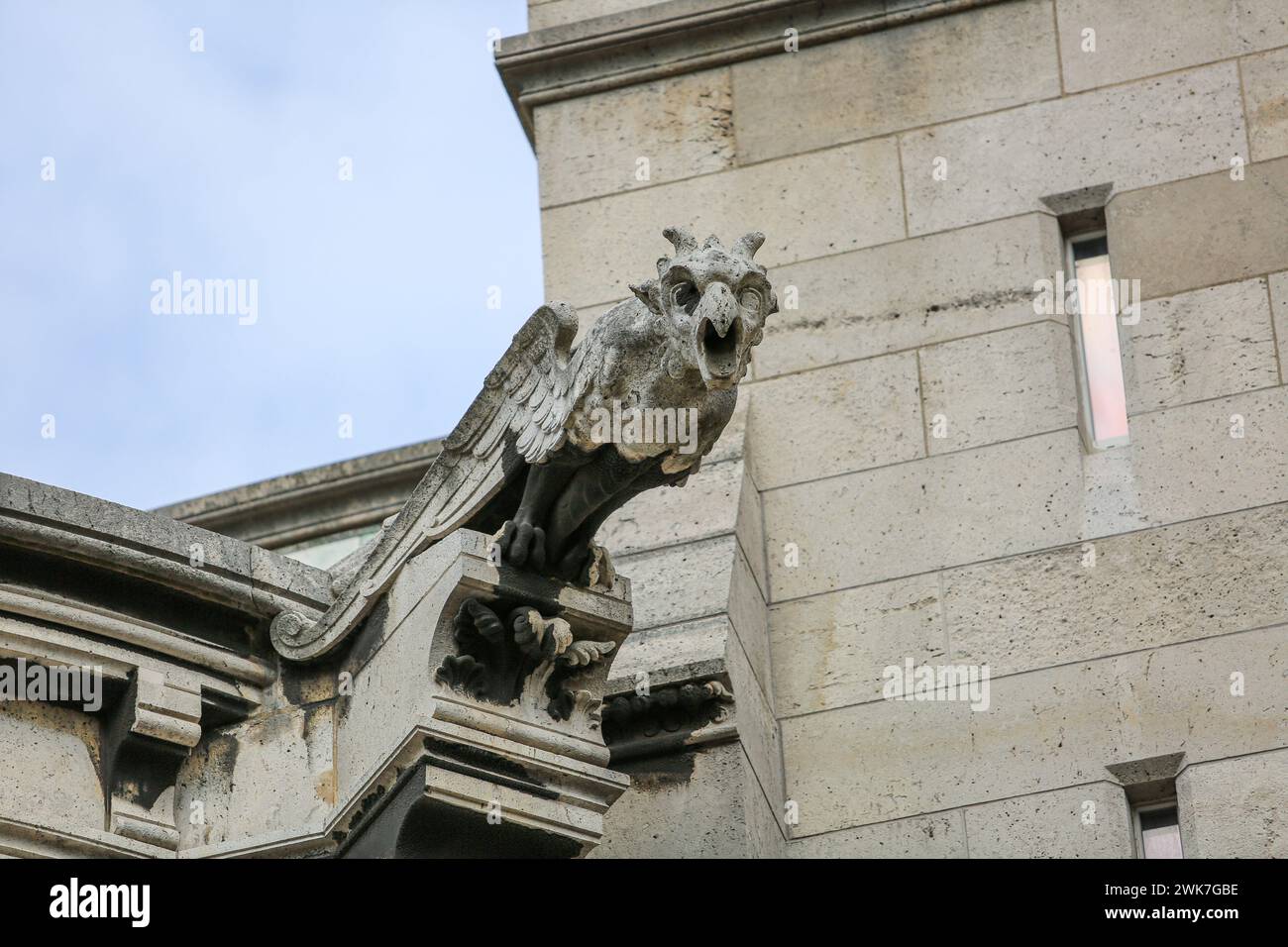 Basilika Sacré Coeur, Montmartre, Paris: Wasserspeier, Apotropäisches Symbol, um schlechte Geister aus der Kirche zu evakuieren, Regenwasser durch den Mund abzulassen Stockfoto