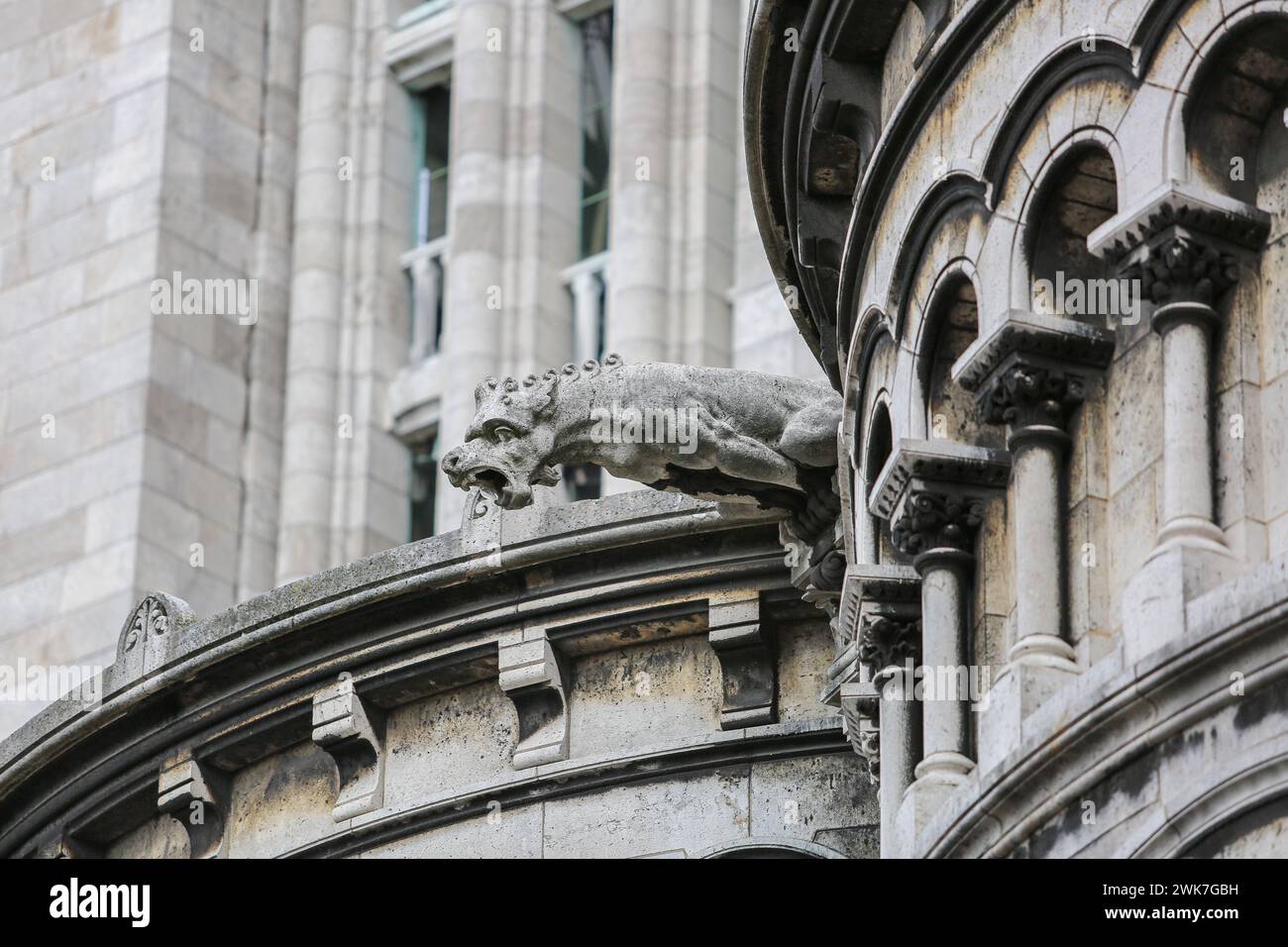 Basilika Sacré Coeur, Montmartre, Paris: Wasserspeier, Apotropäisches Symbol, um schlechte Geister aus der Kirche zu evakuieren, Regenwasser durch den Mund abzulassen Stockfoto