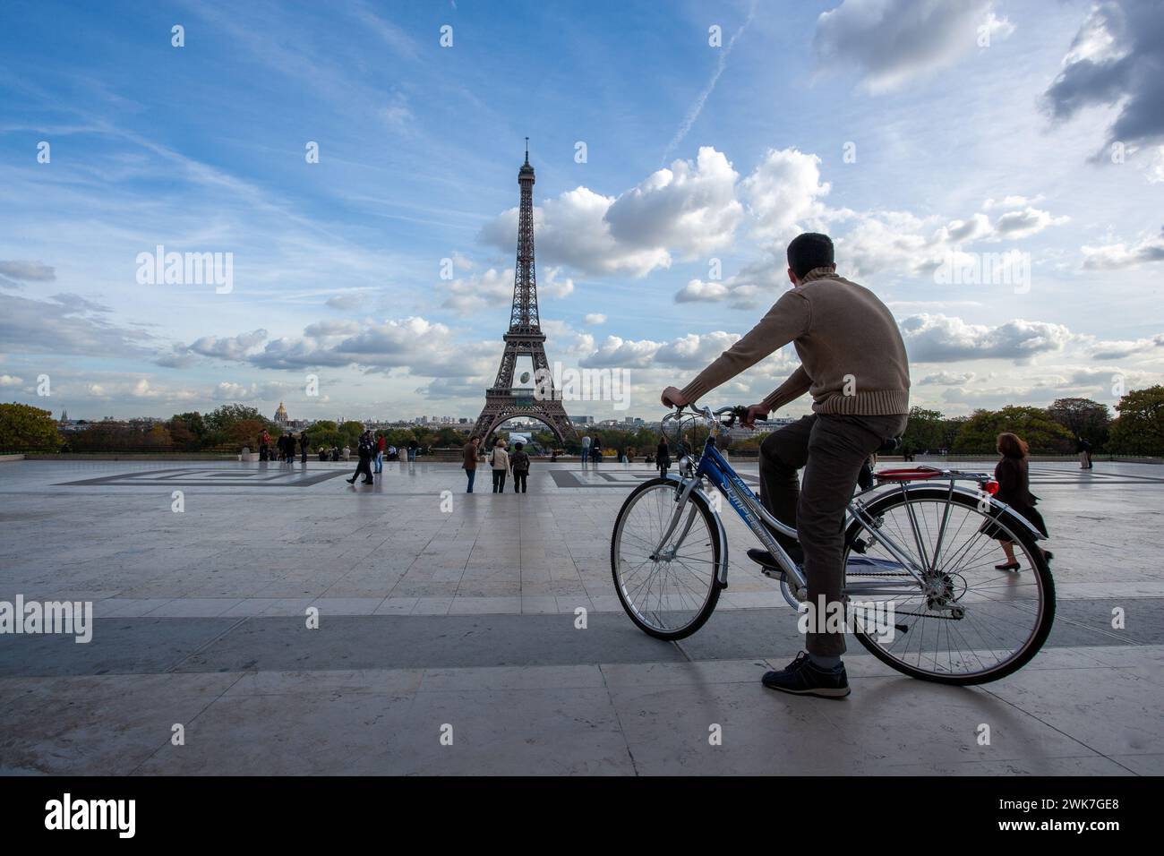 FRANKREICH / Ile de France / Paris / Radfahrer mit Fahrrad und Eiffelturm in der Ferne Stockfoto