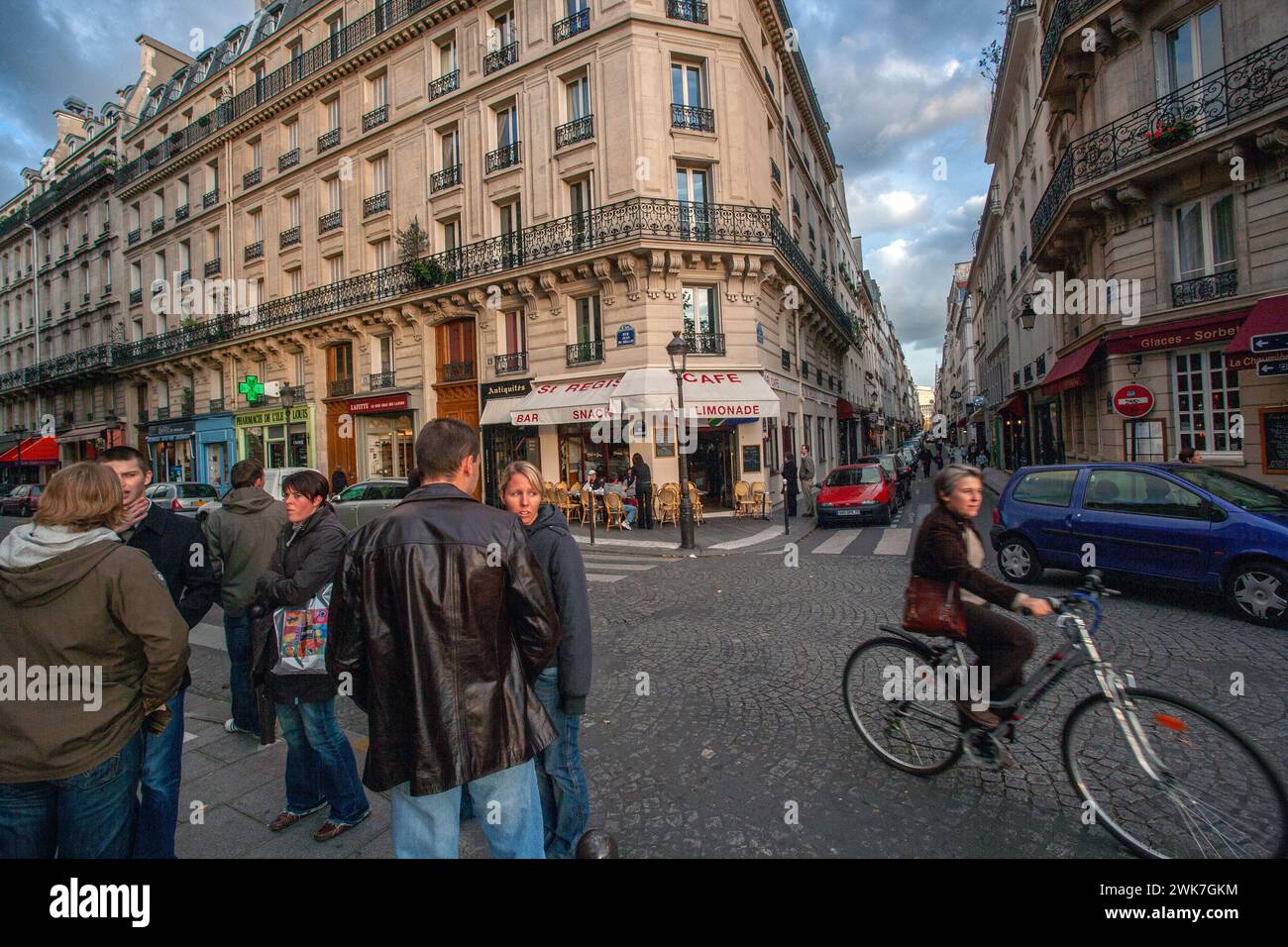 Freunde treffen sich vor dem Le Saint-Régis Café l’Île Saint-Louis, Paris Frankreich Stockfoto