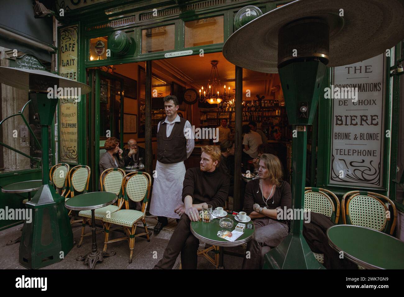 FRANKREICH / Iie-de-France/Paris/ Le Marais/ Diese Freunde wissen, dass der beste Ort, um Paris und die Pariser zu sehen, ein gut platziertes Café im Freien ist. Stockfoto