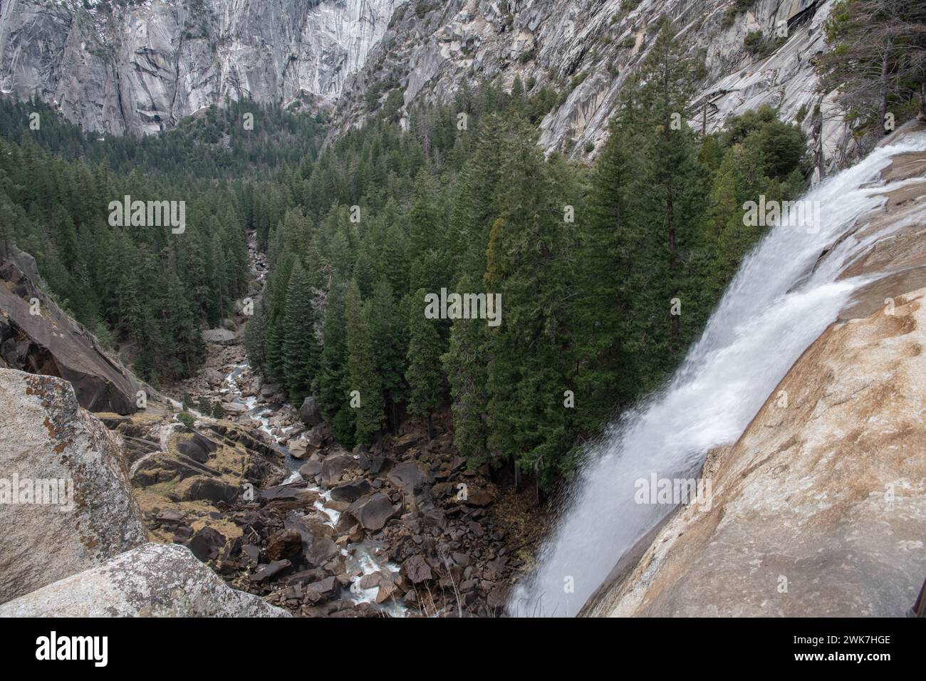 Der Blick auf den Merced River und das bewaldete Tal vom Gipfel des Vernal Falls im Yosemite National Park, Kalifornien, USA. Stockfoto