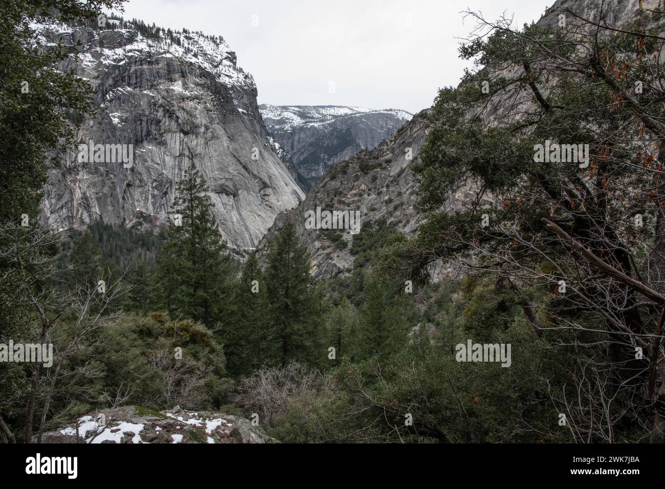 Die weitläufige Wildnis und Landschaft der Sierra Nevada Mountains im Winter im Yosemite National Park, Kalifornien, USA, Nordamerika. Stockfoto