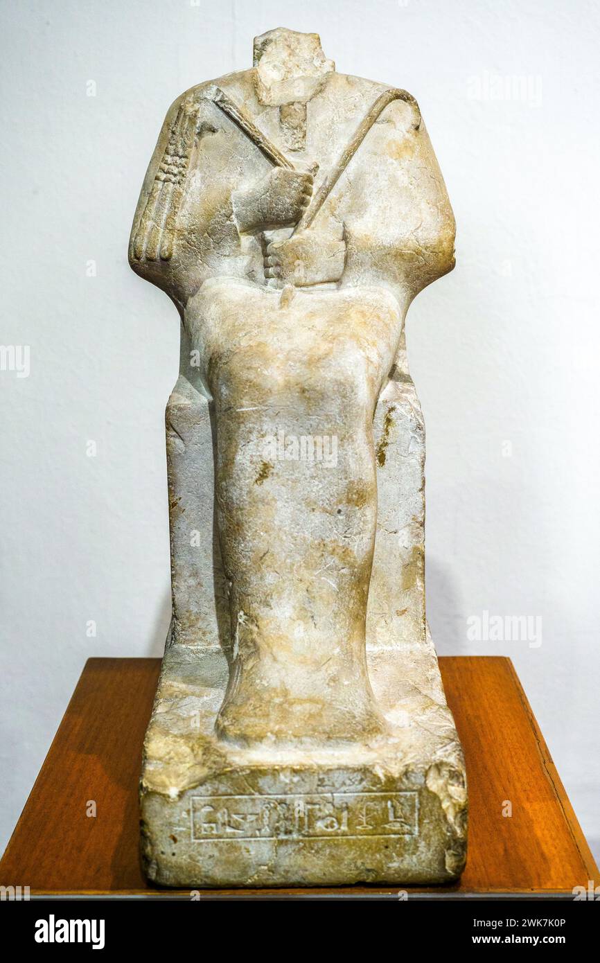 Kopflose Statue von Osisris - saitische Zeit, Dynastie XXVI (664 - 525 v. Chr.) - Kalkstein - Museo di Scultura Antica Giovanni Barracco, Rom, Italien Stockfoto
