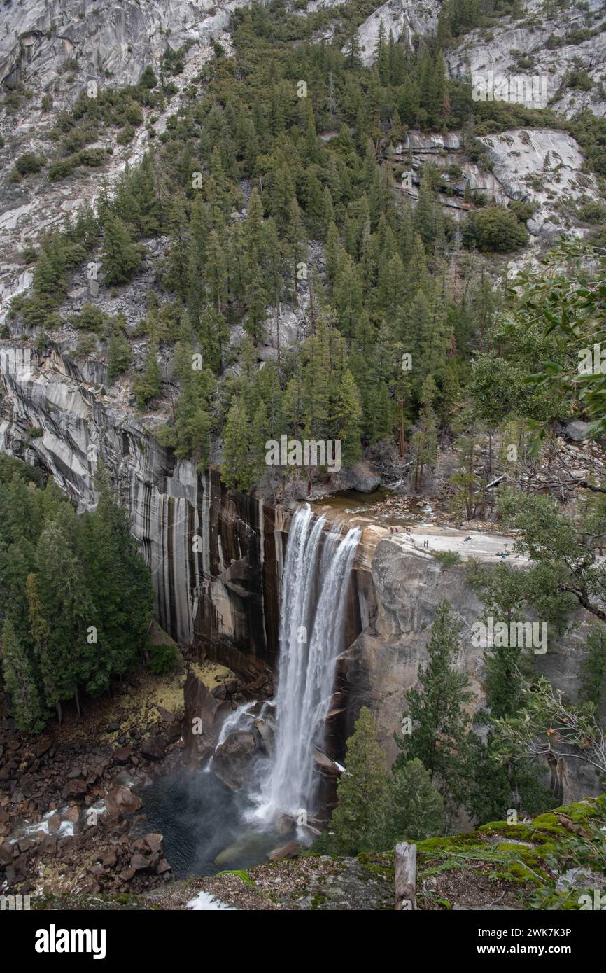 Ein dramatischer Blick auf die Vernal Falls im Yosemite National Park und das Tal, während der Merced River über eine Klippe fließt. In den Sierra Nevada Mountains von CA. Stockfoto