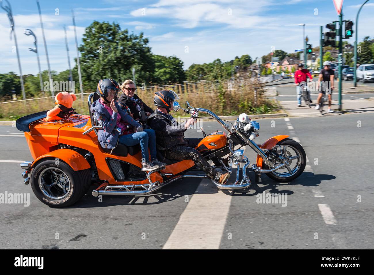 Essen, Deutschland - 21. August 2022: Motorradfahrer auf einem dreirädrigen Motorrad (Trike) während der Essen 2022 Kinderfahrt in Nordrhein-Westfalen, Stockfoto