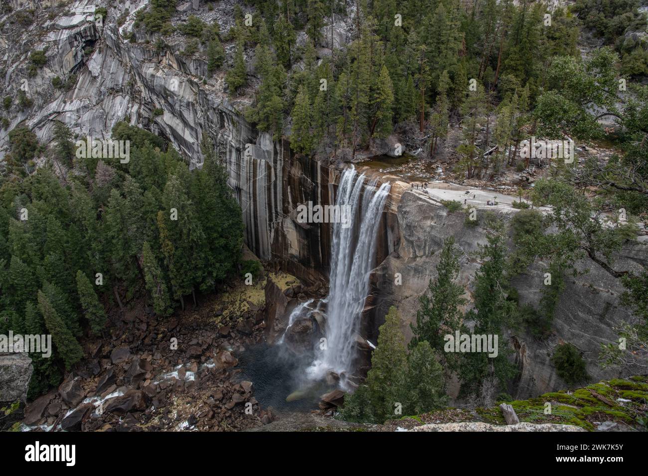 Ein dramatischer Blick auf die Vernal Falls im Yosemite National Park und das Tal, während der Merced River über eine Klippe fließt. In den Sierra Nevada Mountains von CA. Stockfoto