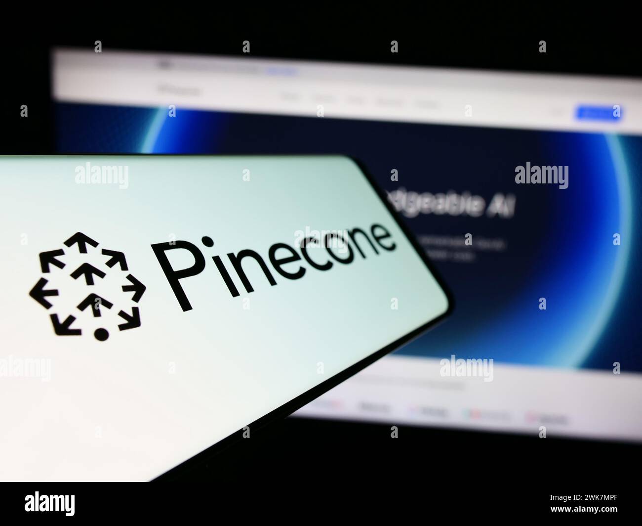 Smartphone mit Logo des amerikanischen Unternehmens für künstliche Intelligenz Pinecone Systems Inc. Vor der Website. Fokus auf der linken Seite des Telefondisplays. Stockfoto