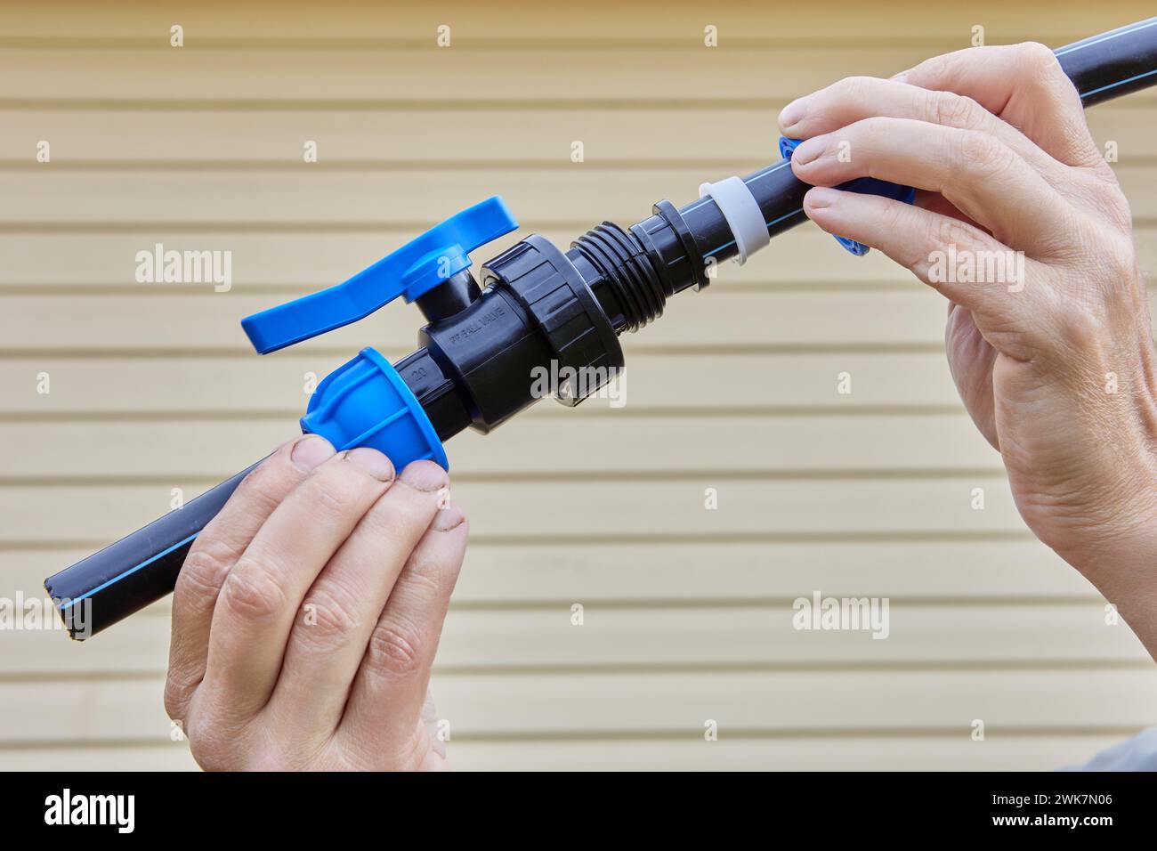 Ventilverschraubung mit Druckverschluss für HDPE-Rohre wird bei der Installation externer Rohrleitungen für Trink- und Bewässerungswasser verwendet und dem Wasser zugegeben Stockfoto