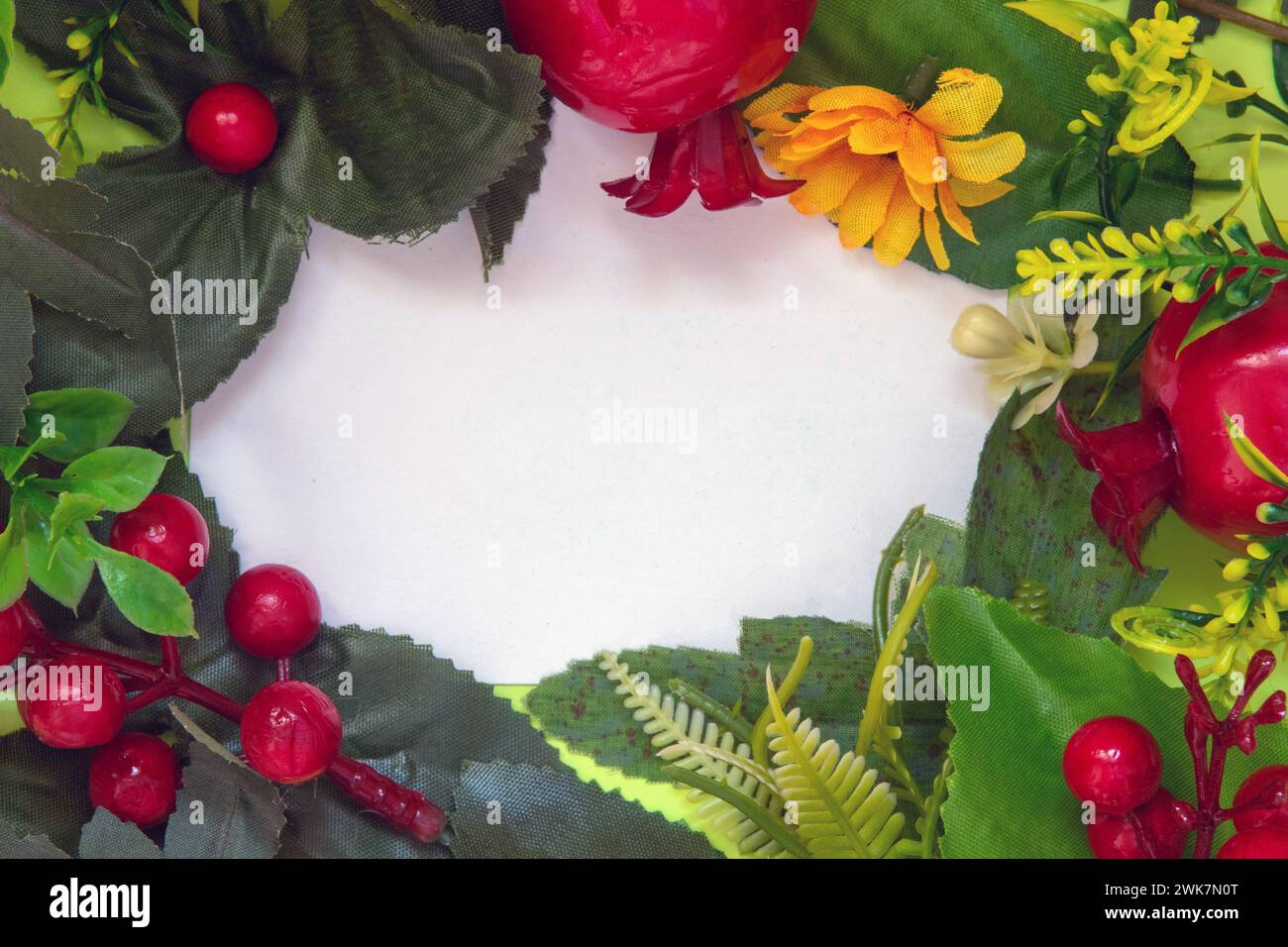 Blumen und Blätter auf weißem Papier mit Platz für Ihren Text. Stockfoto