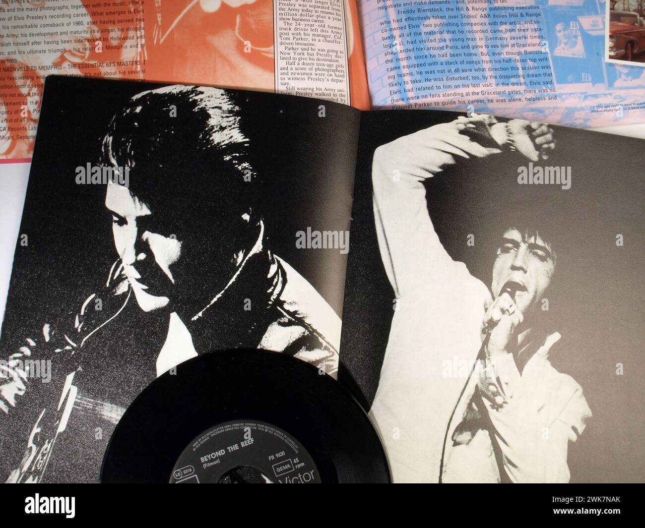 Musikausstellung - Elvis Presley Single HIT Vinyl Record with Pictures; King of Rock and Roll Stockfoto