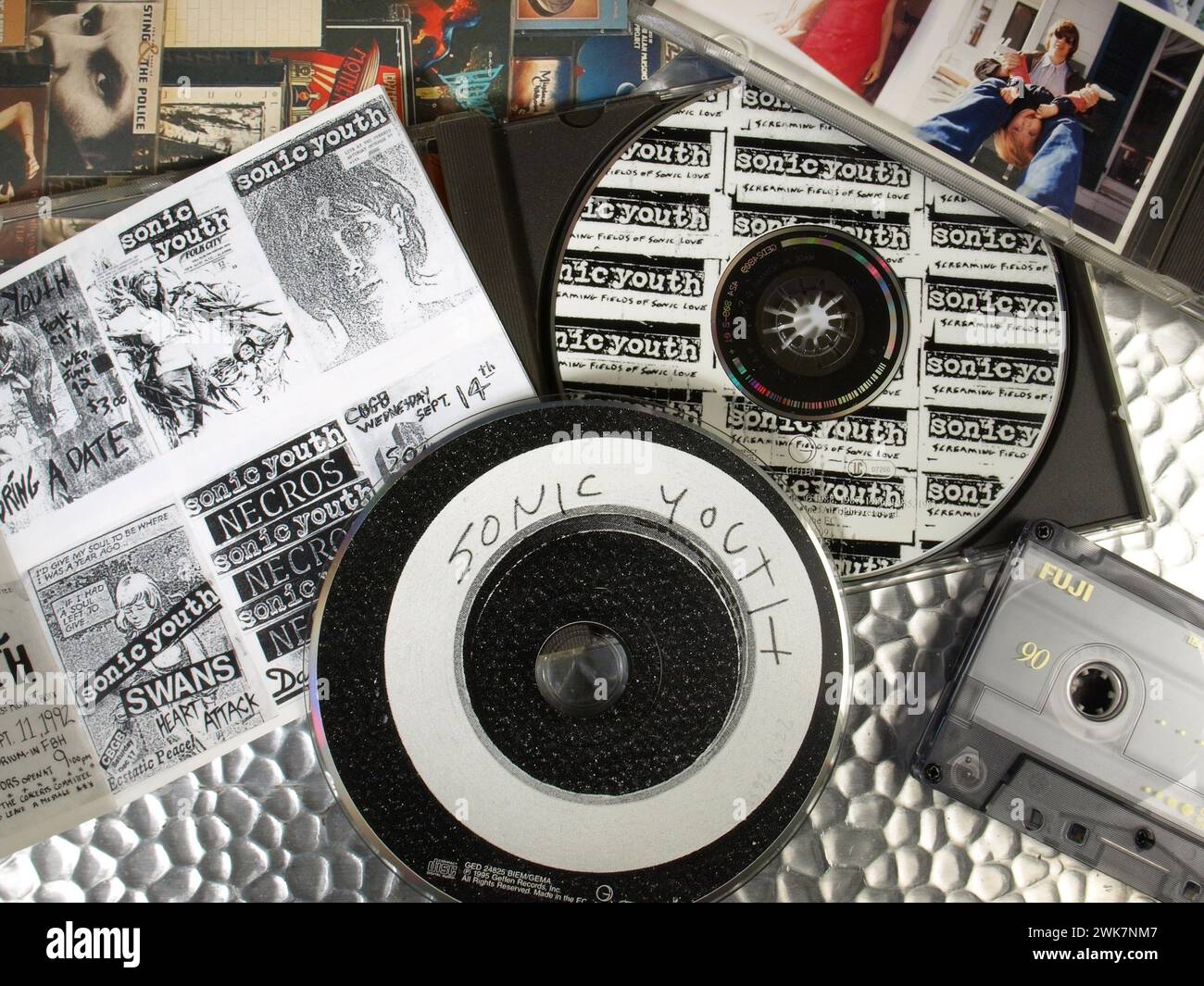 Musikausstellung - Sonic Youth CD - American Rock Band, New York City - gehämmerter Aluminiumhintergrund mit CD-Covern Stockfoto