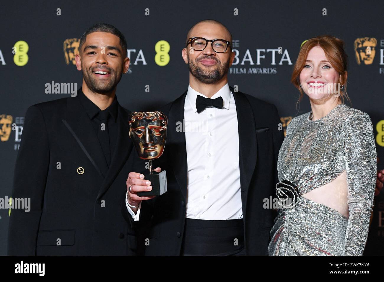 London, Großbritannien. Februar 2024. Kingsley Ben-Adir, Cord Jefferson und Bryce Dallas Howard posieren mit dem Adapted Screenplay Award während des Winners Photocall im Rahmen der EE BAFTA Film Awards 2024 in der Royal Festival Hall in London, Großbritannien am 18. Februar 2024. Foto: Aurore Marechal/ABACAPRESS.COM Credit: Abaca Press/Alamy Live News Stockfoto