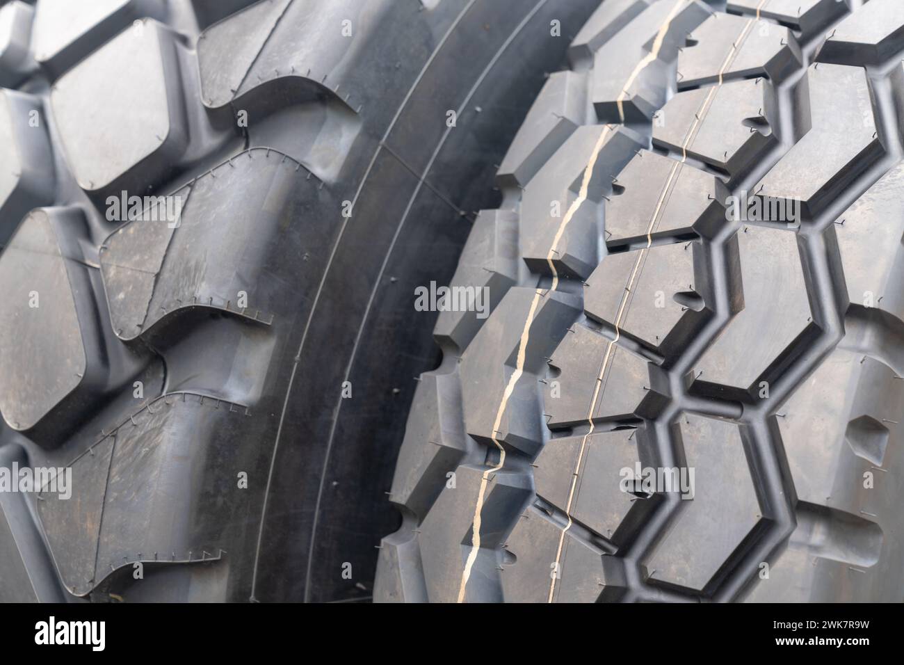 Nahaufnahme eines Reifenprofils des Traktors. Stockfoto