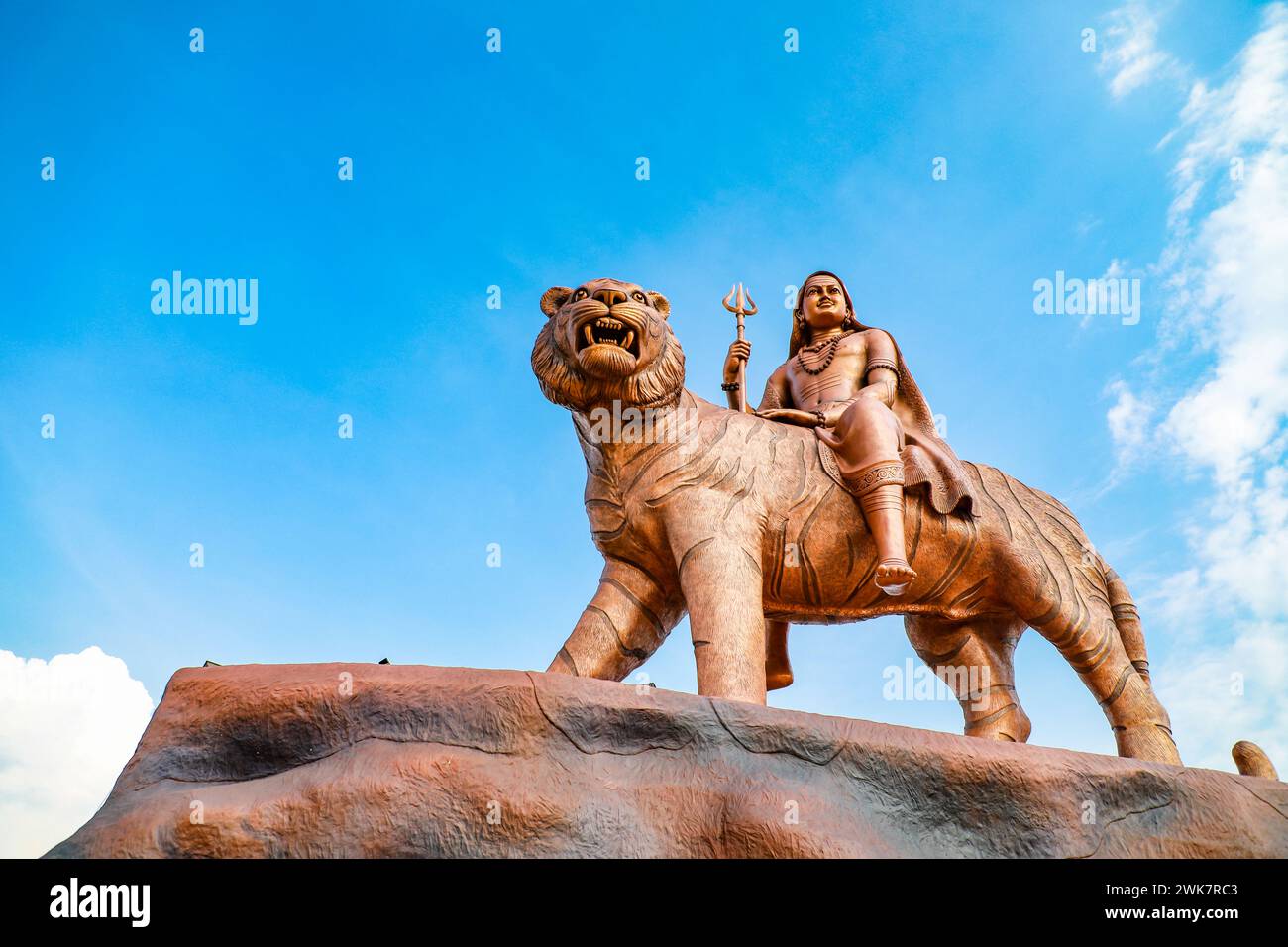 Eine monumentale Skulptur eines Mannes auf einem Tiger mit einem Speer in der Hand Stockfoto