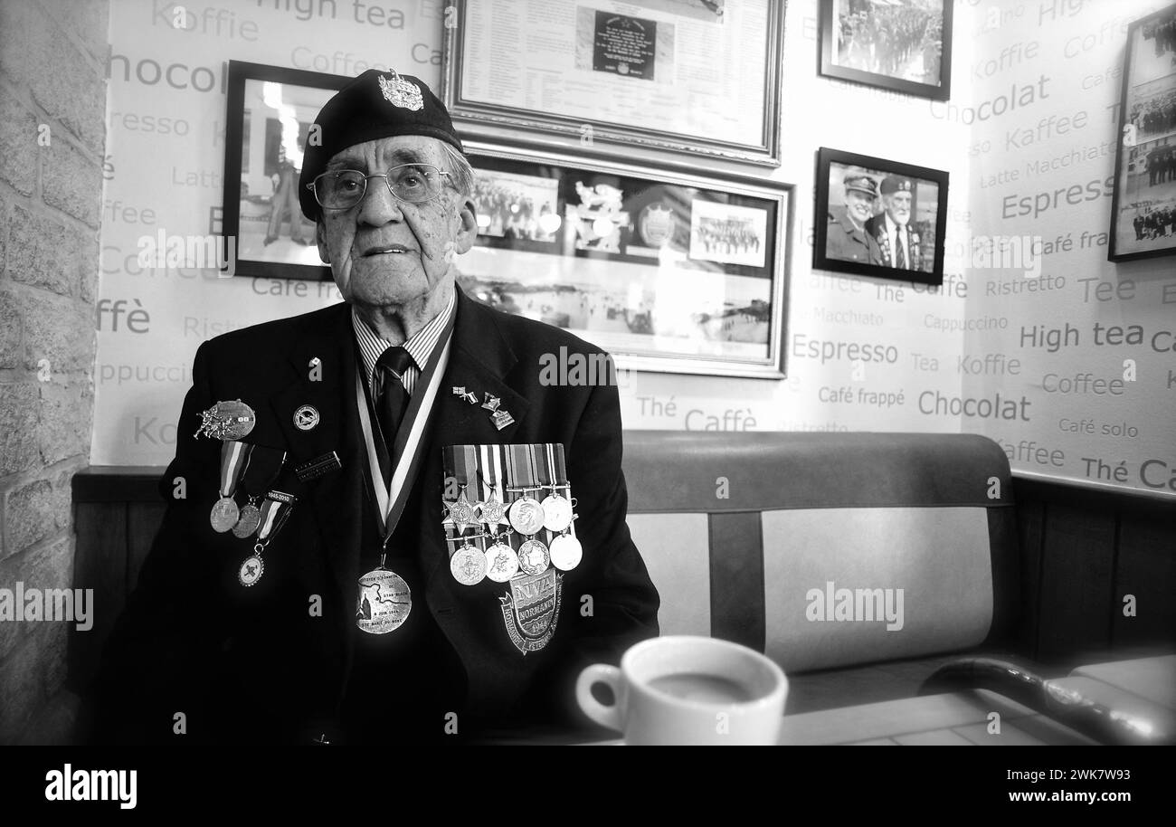 Colleville, Frankreich. Februar 2024. Illustration - Normandie am 16. Februar 2024. Die Veteranen, die Gesichter des D-Day und die Helden der Zeremonien - D-Day Overlord Normandie - die internationale Zeremonie zum 80. Jahrestag des D-Day und der Schlacht in der Normandie findet am 6. Juni 2024 am Strand von Omaha in Saint-Laurent-sur-Mer statt. Foto: Franck Castel/ABACAPRESS.COM Credit: Abaca Press/Alamy Live News Stockfoto