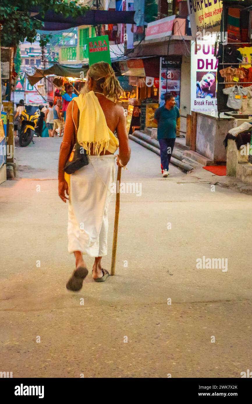 Sadhu auf der Straße, Rishikesh. Wandermönch in Indien. Spaziergang durch indische Pilger. Von allem wegkommen. Reisekonzept. Spiritueller Mann auf der Straße. Stockfoto