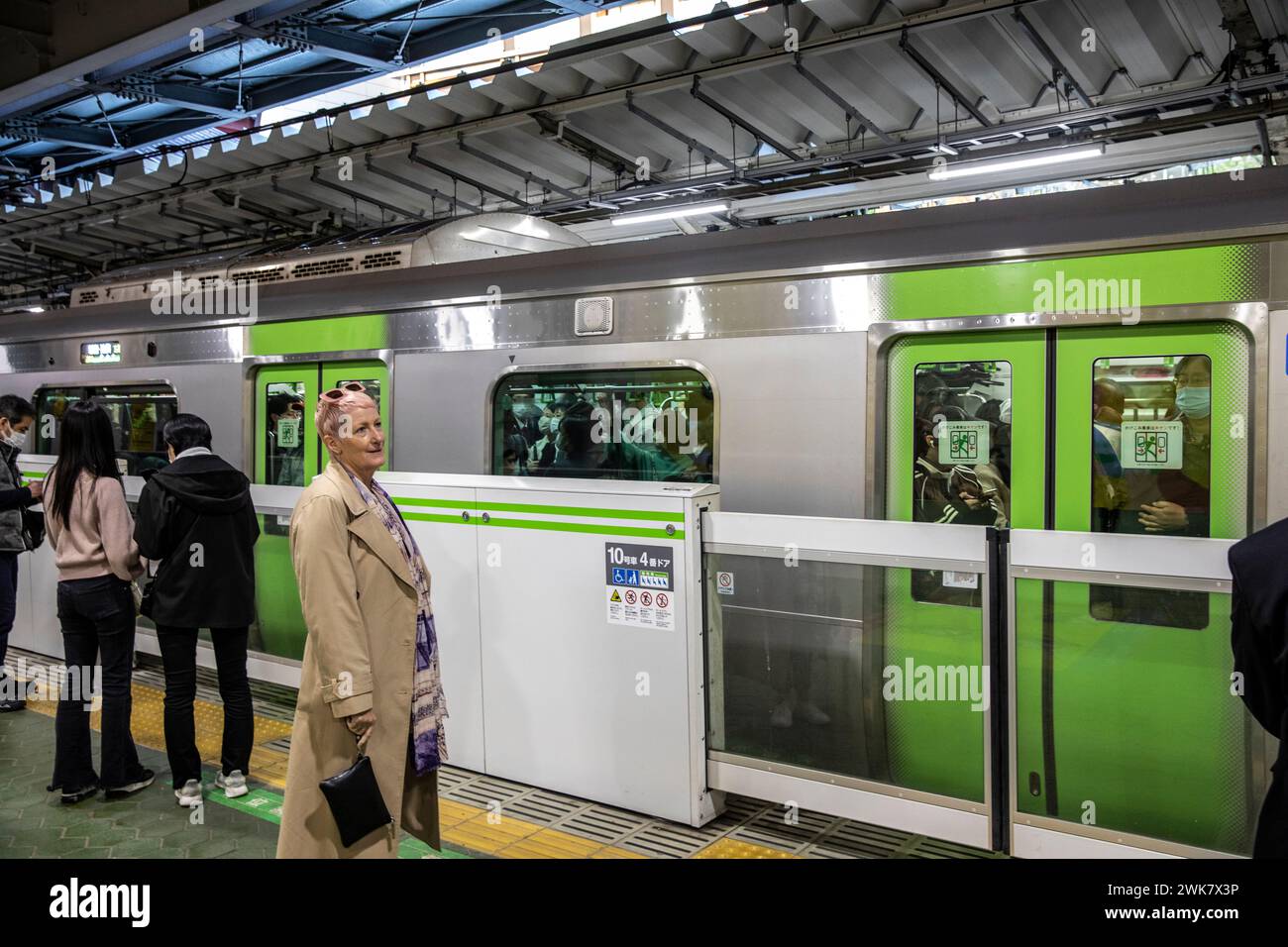Überfüllter Zug Tokio, Japan, Model freigelassen Englische Frau wartet darauf, dass Zugtüren in der U-Bahn, Tokio, Japan, Asien geöffnet werden Stockfoto