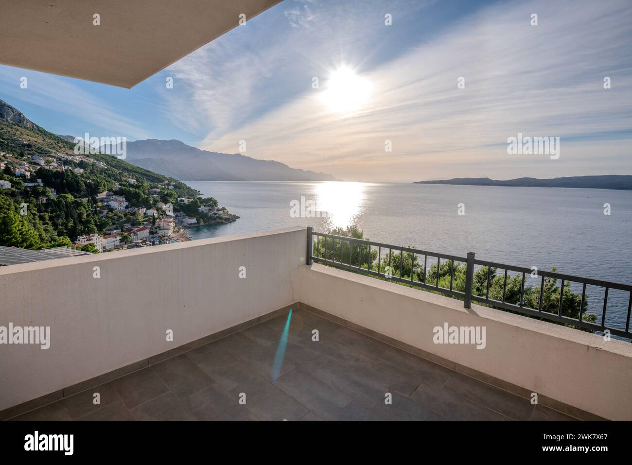 Terrasse eines Penthauses am Meer in minimalistischem Stil eingerichtet Stockfoto