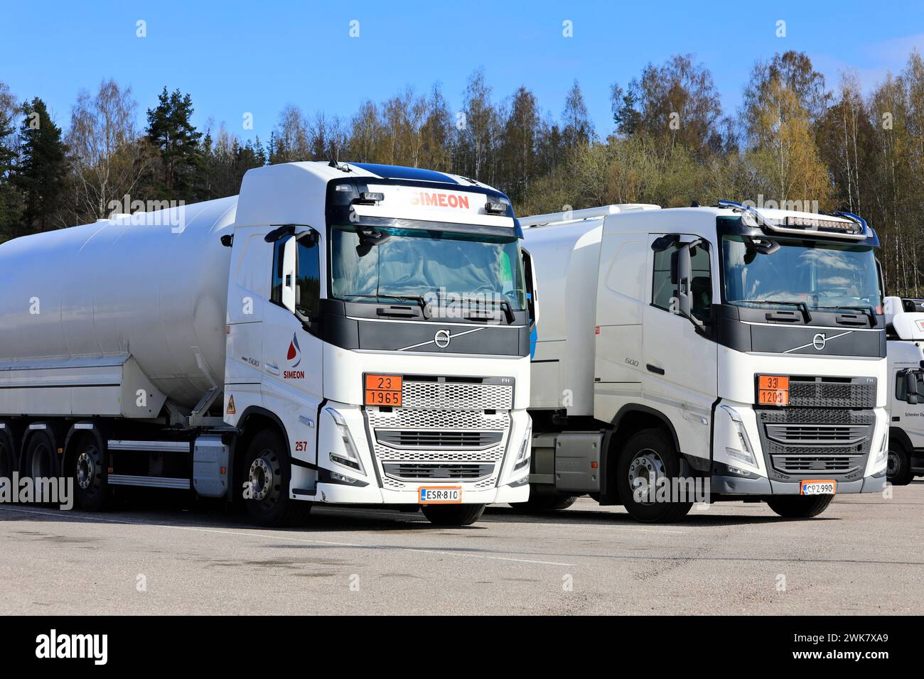 Neue, weiße Volvo FH Tankwagen für den ADR-Gefahrguttransport, 23-1965 Kohlenwasserstoffgas und 33-1203 Benzin. Salo, Finnland. April 2023. Stockfoto