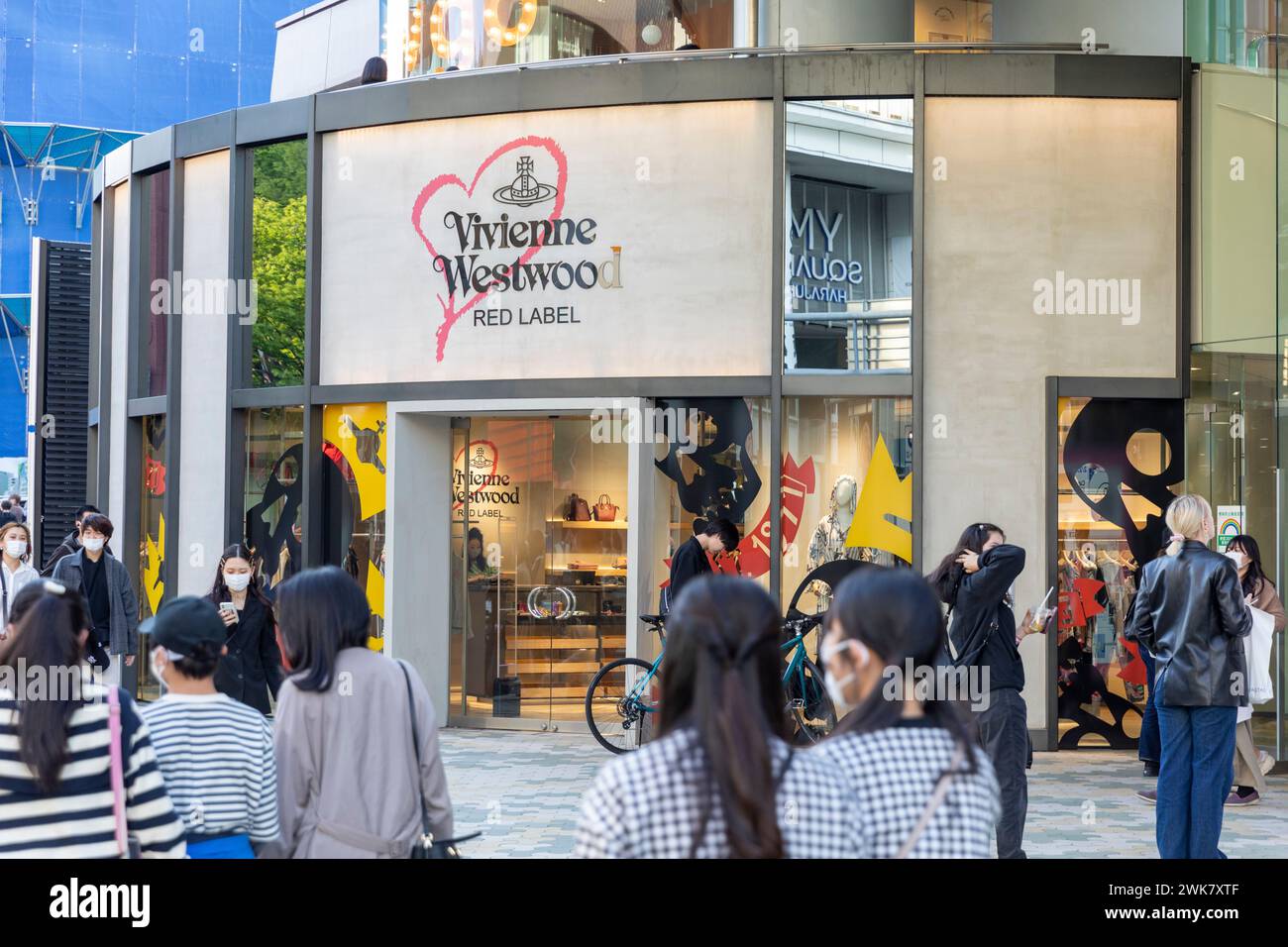 Harajuku Tokyo, Viviene Westwood Red Label Jugendlicher Designer Concept Store, People Outside, Japan, Asien, 2023 Stockfoto