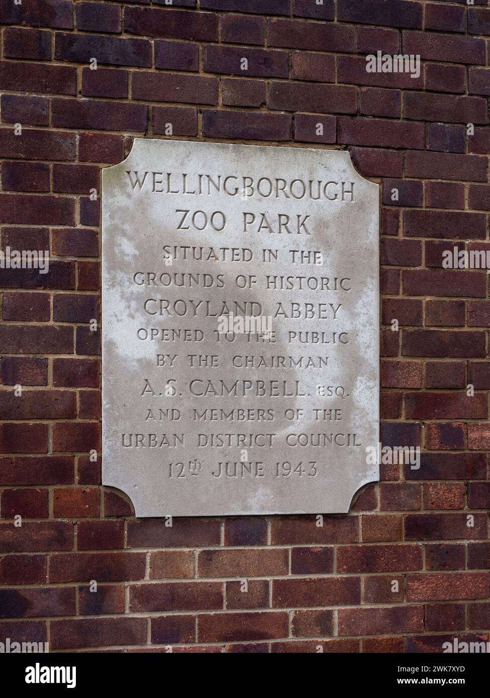 Wandtafel zum Wellingborough Zoo Park wurde am 12. Juni 1943 auf dem historischen Gelände der Croyland Abbey in Wellingborough, Großbritannien, eröffnet Stockfoto