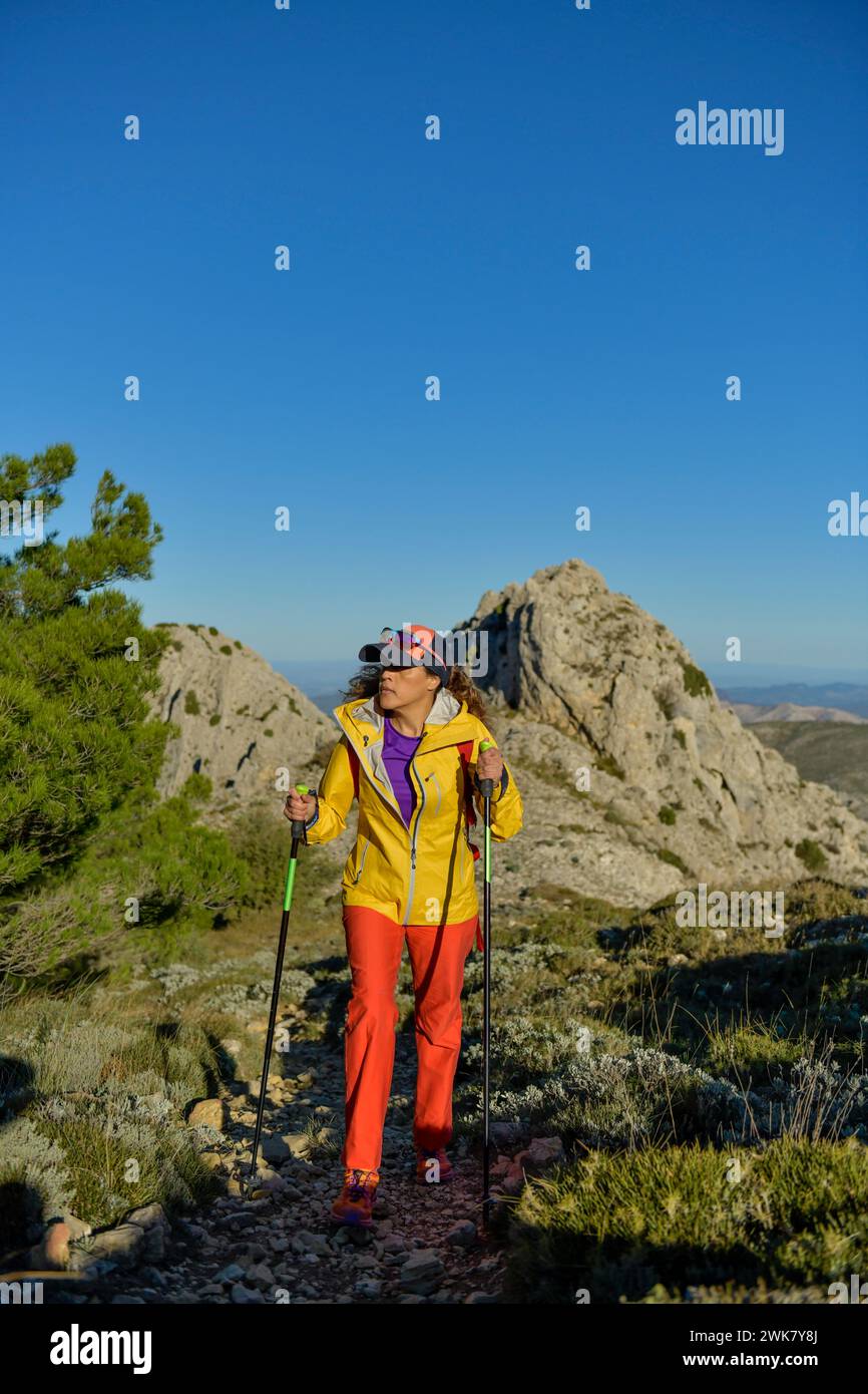 Eine Frau beim Wandern in den Bergen der Costa Blanca, Alicante, Spanien – Stockfoto Stockfoto