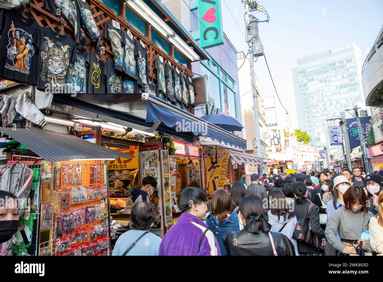 Harajuku-Bezirk in Shibuya, Tokio und der berühmten Einkaufsstraße Takeshita Dori, wo japanische Jugendkultur und trendige Geschäfte existieren, Japan, Asien, 2023 Stockfoto